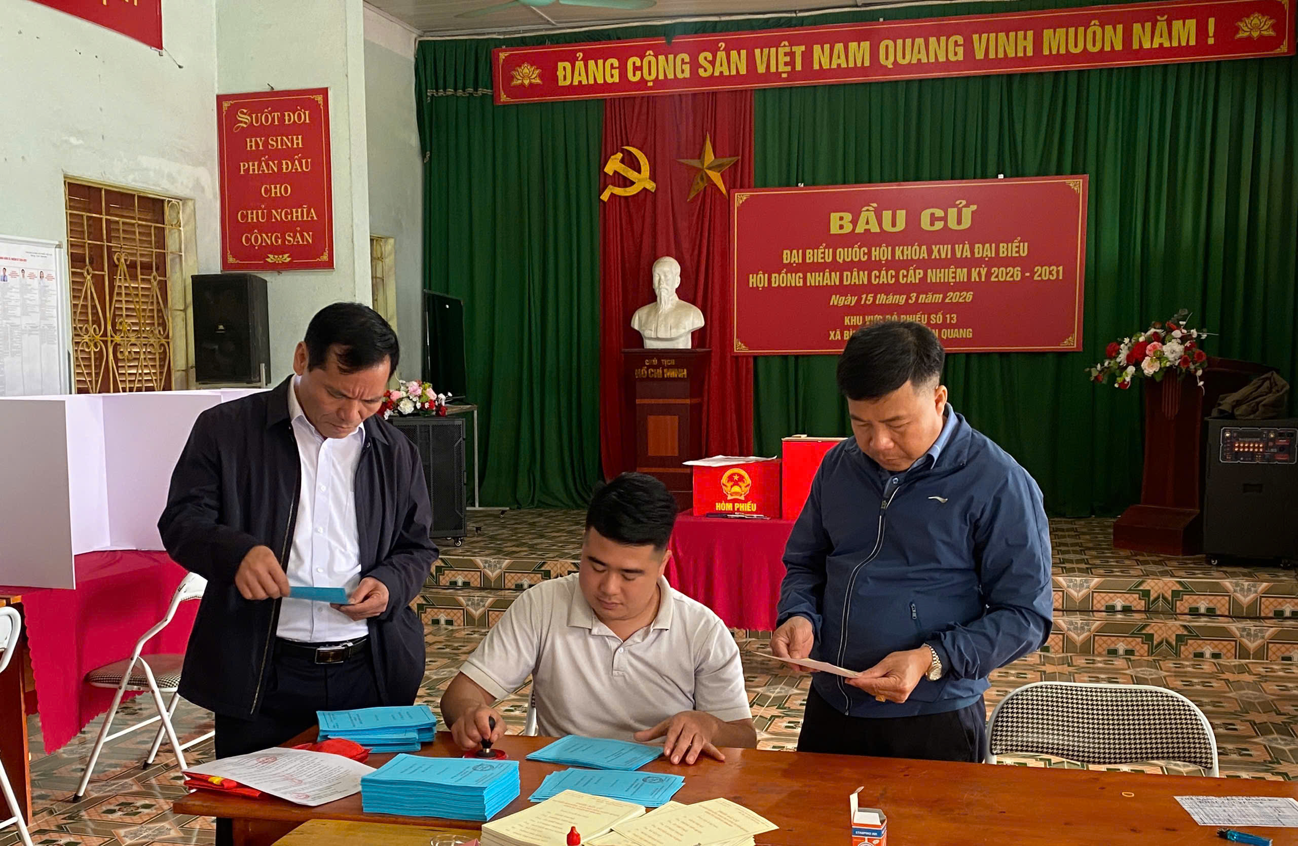 Đồng chí Bí thư Đảng ủy, Trưởng ban Bầu cử xã Bình An kiểm tra công tác chuẩn bị bầu cử tại các thôn.