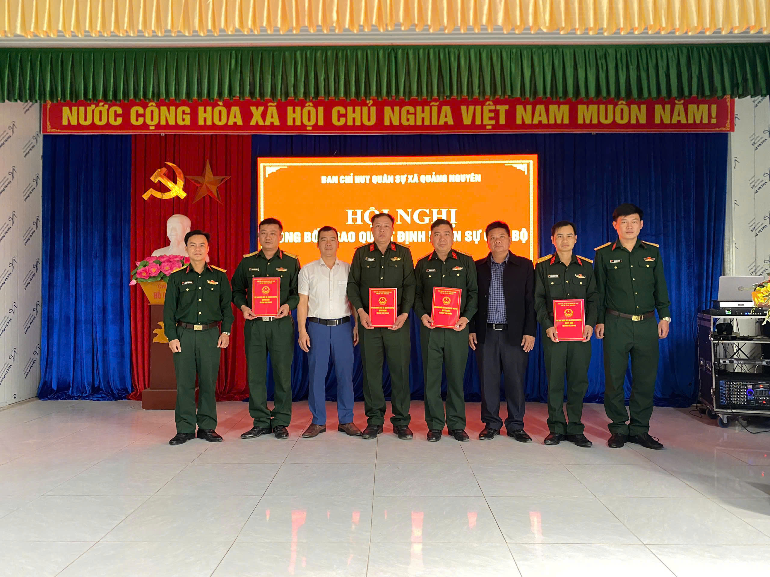Ban chỉ huy Quân sự xã Quảng Nguyên công bố, trao Quyết định nhân sự