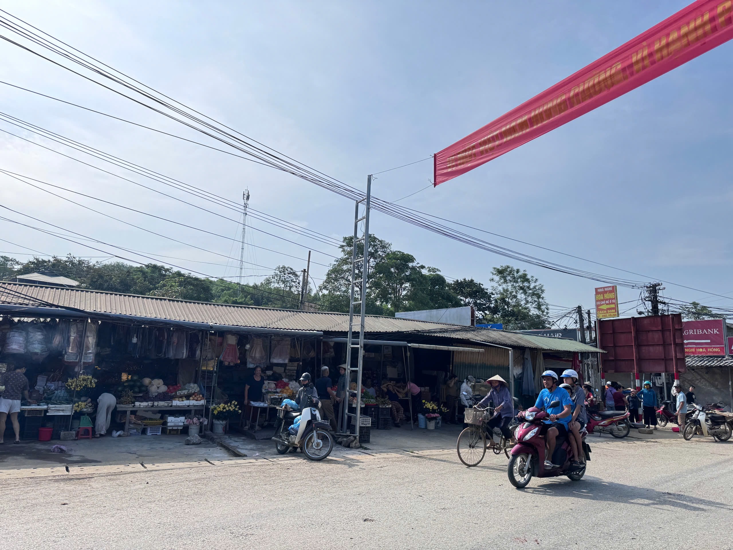 XUÂN VÂN: CHÍNH QUYỀN VÀ NHÂN DÂN ĐỒNG THUẬN GIẢI TỎA HÀNH LANG AN TOÀN GIAO THÔNG ĐƯỜNG BỘ