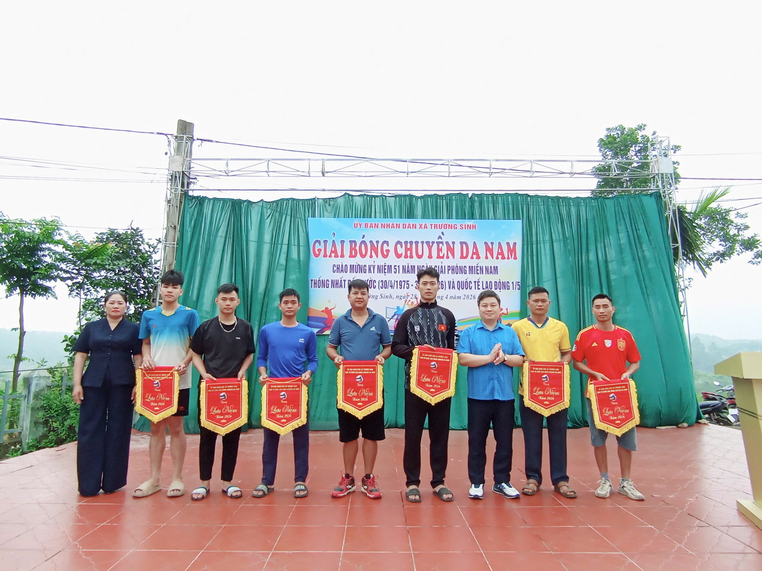 Ủy ban nhân dân xã Trường Sinh tổ chức thành công giải bóng chuyền da nam chào mừng hai ngày lễ lớn 