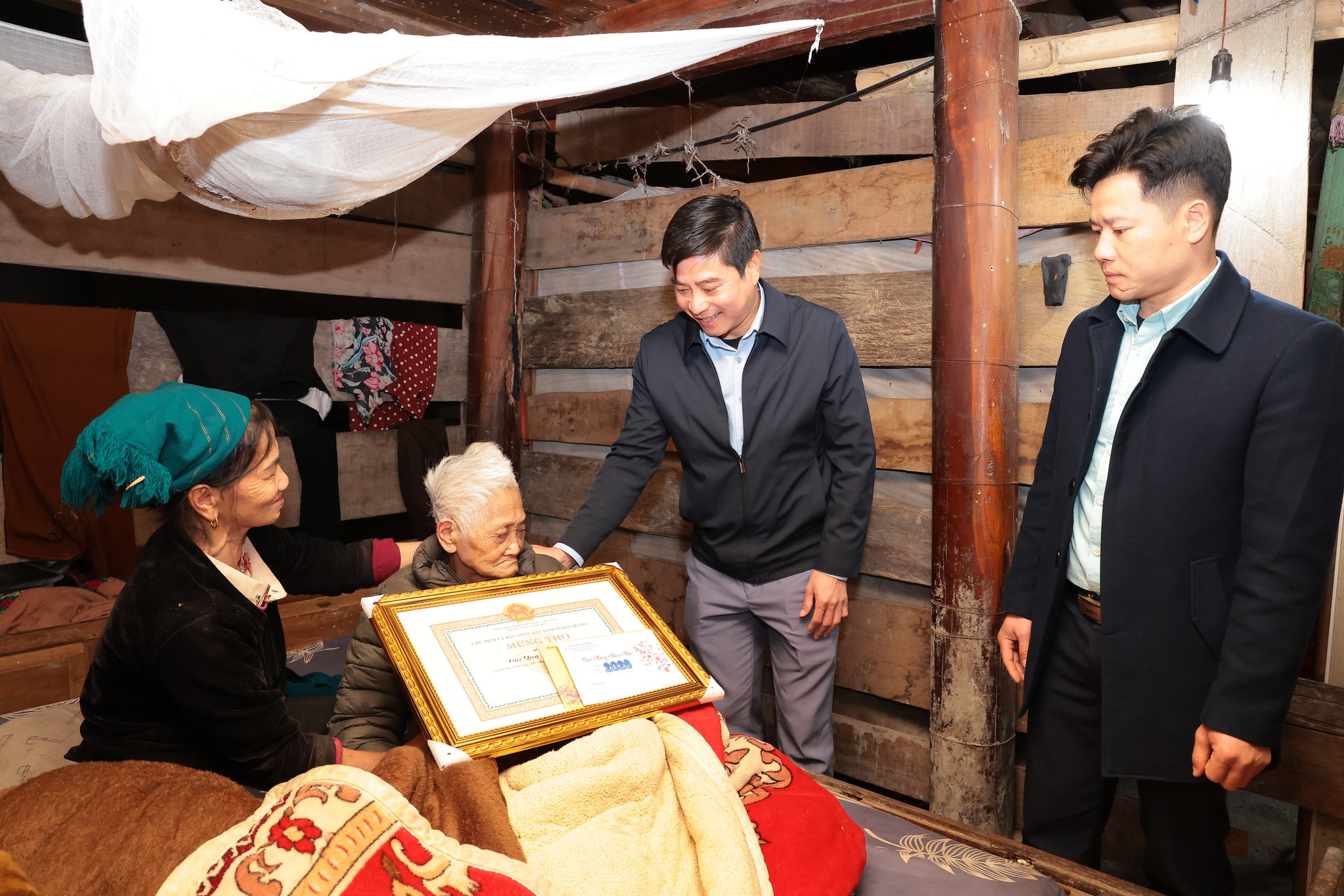 Đồng chí Nguyễn Văn Hoà, Bí thư Đảng uỷ xã đã đến thăm hỏi, chúc thọ mừng thọ cụ Quan Thị Chiểu, thôn Nà Chang, xã Thượng Lâm