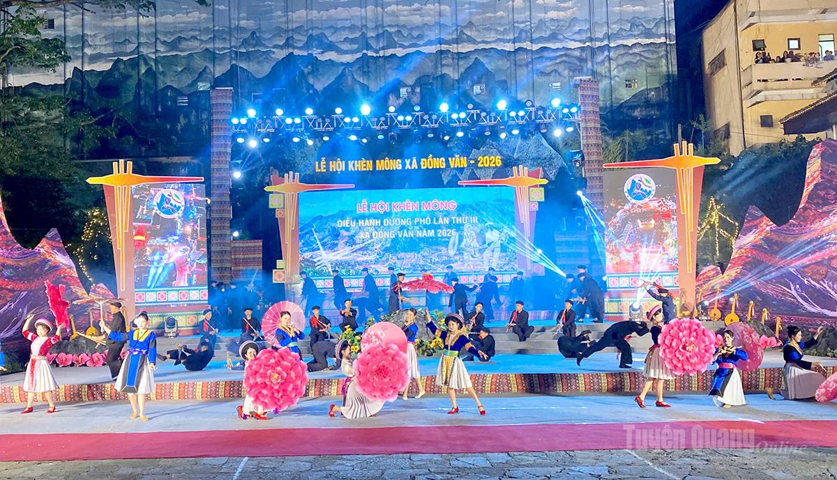 Khai mạc lễ hội Khèn Mông - Diễu hành đường Phố xã Đồng Văn