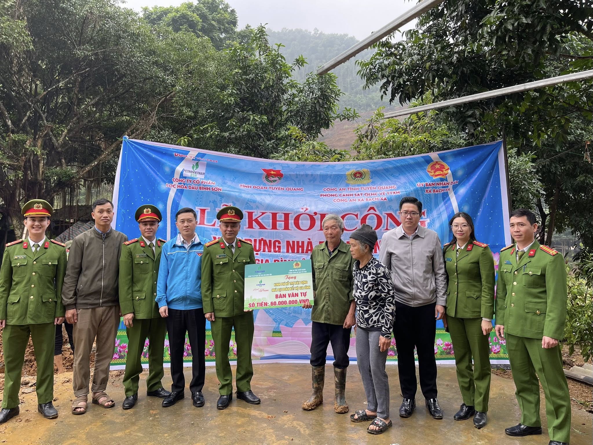 KHỞI CÔNG XÂY DỰNG NHÀ ĐẠI ĐOÀN KẾT CHO HỘ GIA ĐÌNH ÔNG BÀN VĂN TỰ 