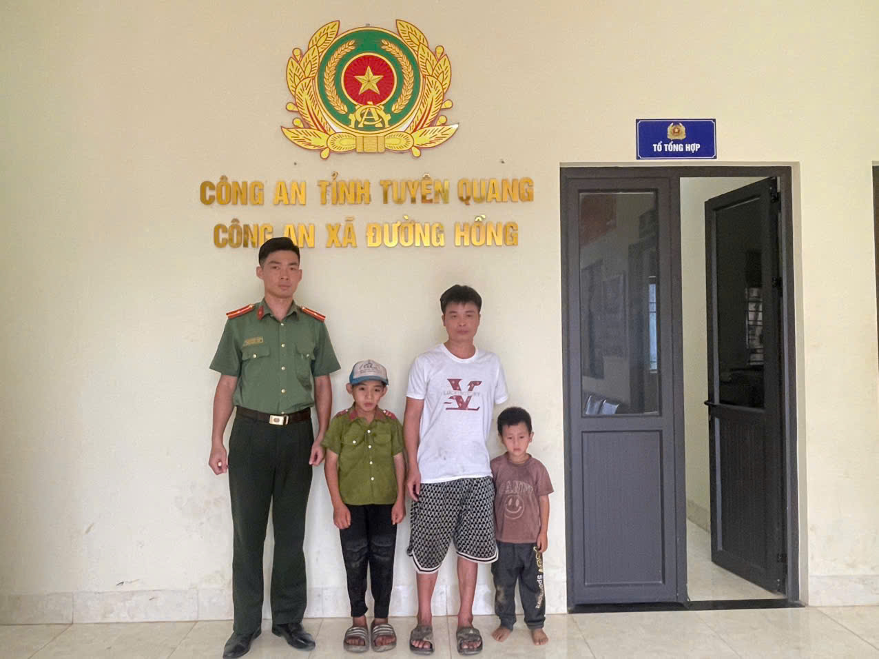 MAY MẮN MỈM CƯỜI VỚI HAI ANH EM NHỎ TUỔI ĐI LẠC ĐƯỜNG