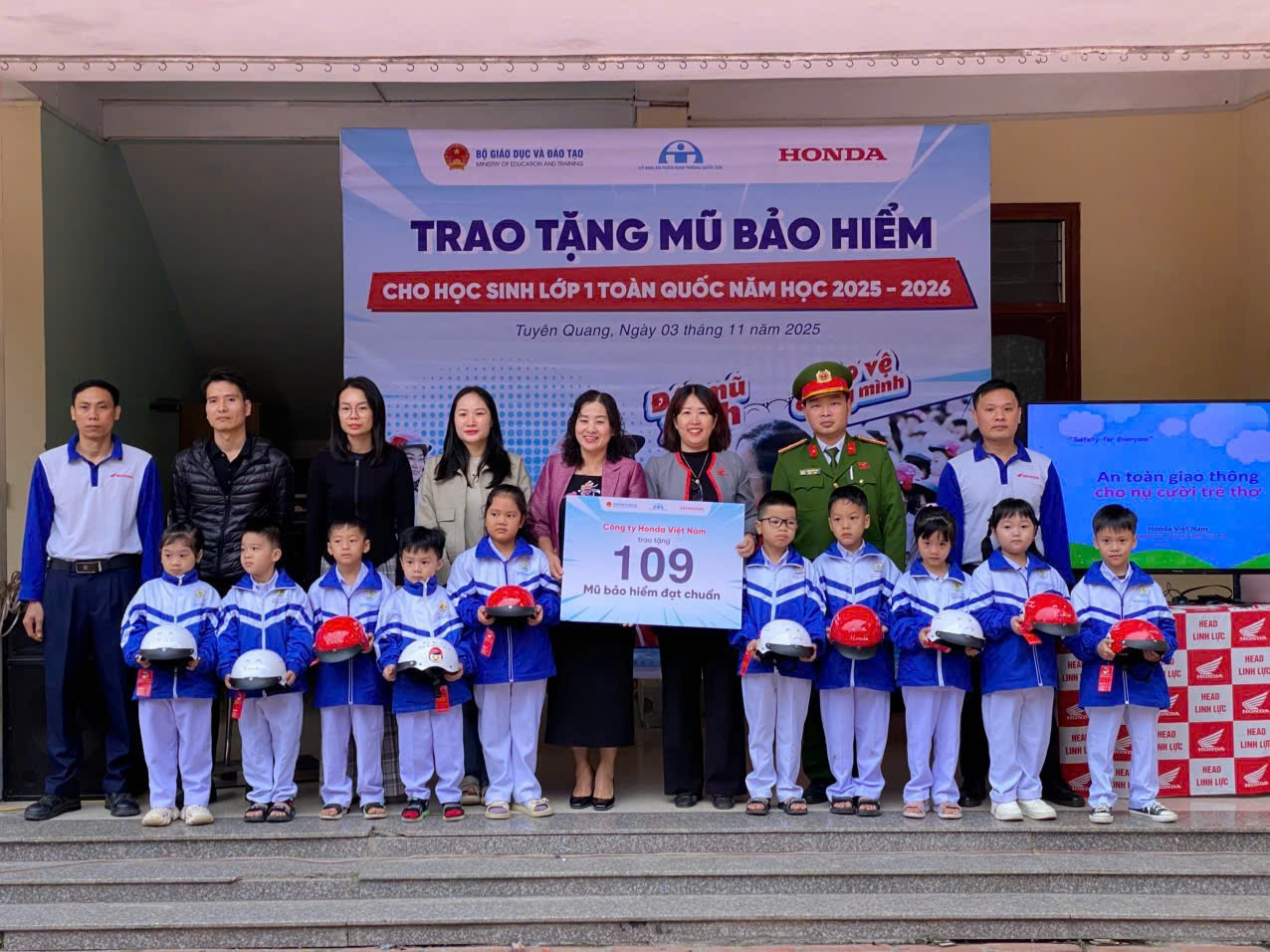 TUYÊN TRUYỀN AN TOÀN GIAO THÔNG VÀ TẶNG MŨ BẢO HIỂM CHO HỌC SINH 