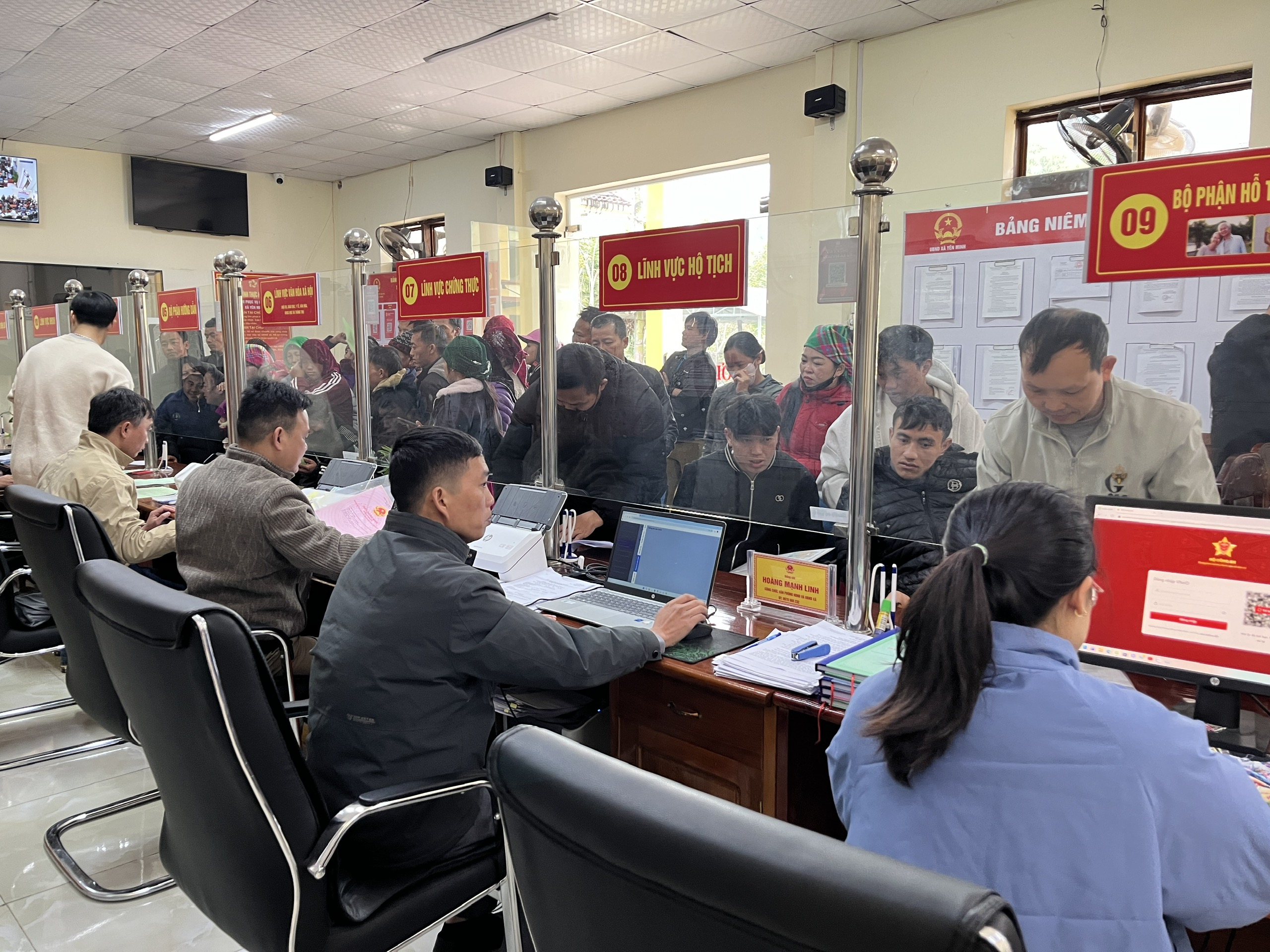 NGƯỜI DÂN VÀ DOANH NGHIỆP ĐỒNG HÀNH, HƯỞNG ỨNG TÍCH CỰC TRONG GIẢI QUYẾT THỦ TỤC HÀNH CHÍNH TẠI TRUNG TÂM PHỤC VỤ HÀNH CHÍNH CÔNG XÃ YÊN MINH