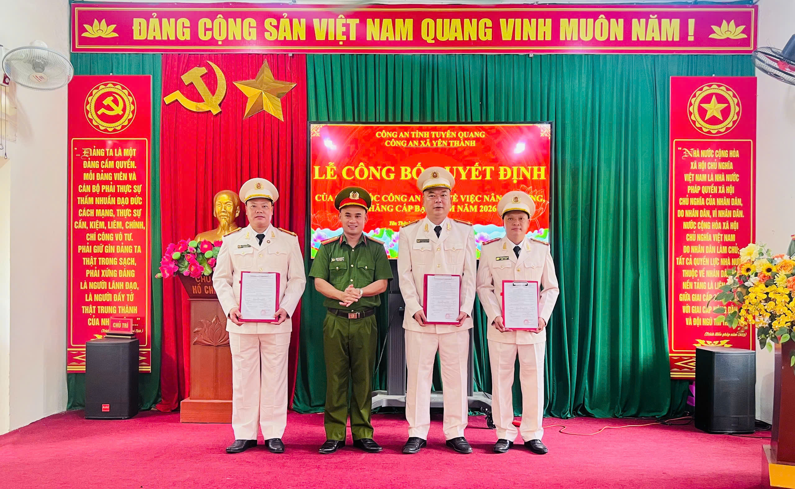 Lễ công bố quyết định của Giám đốc Công an tỉnh về việc nâng lương, thăng cấp bậc hàm năm 2026