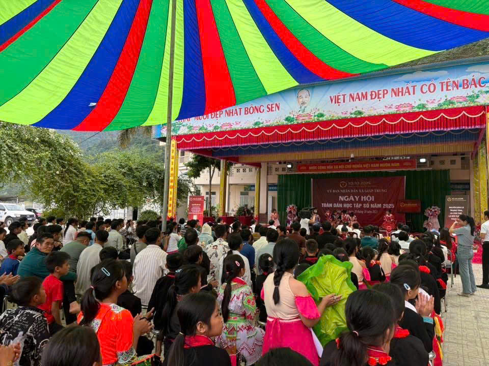 CÔNG AN XÃ GIÁP TRUNG - THAM GIA NGÀY HỘI TOÀN DÂN SỐ HÓA NĂM 2025
