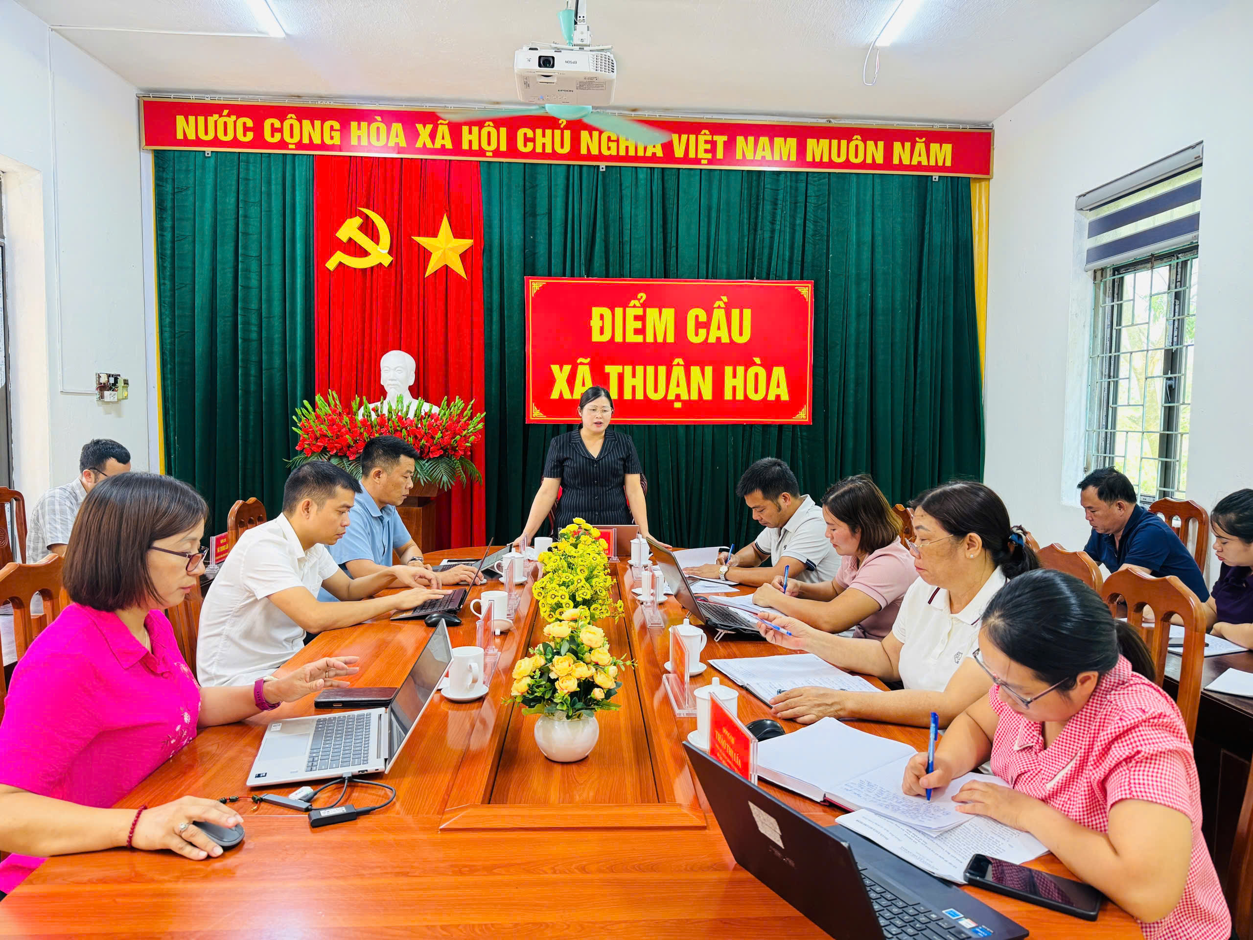 Bí thư Đảng ủy, Chủ tịch HĐND xã Đặng Thị Phượng làm việc với MTTQ và các tổ chức chính trị - xã hội