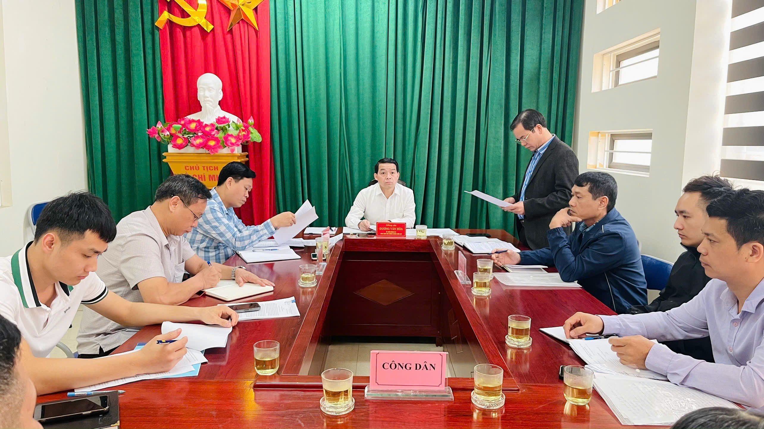 Đồng chí Bí thư Đảng ủy xã Bình Ca chủ trì tiếp công dân tháng 12/2025