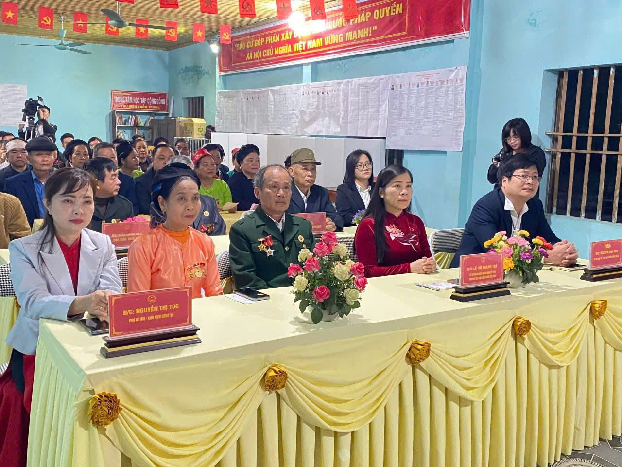 CỬ TRI XÃ BẰNG LANG NÔ NỨC TRONG NGÀY HỘI NON SÔNG