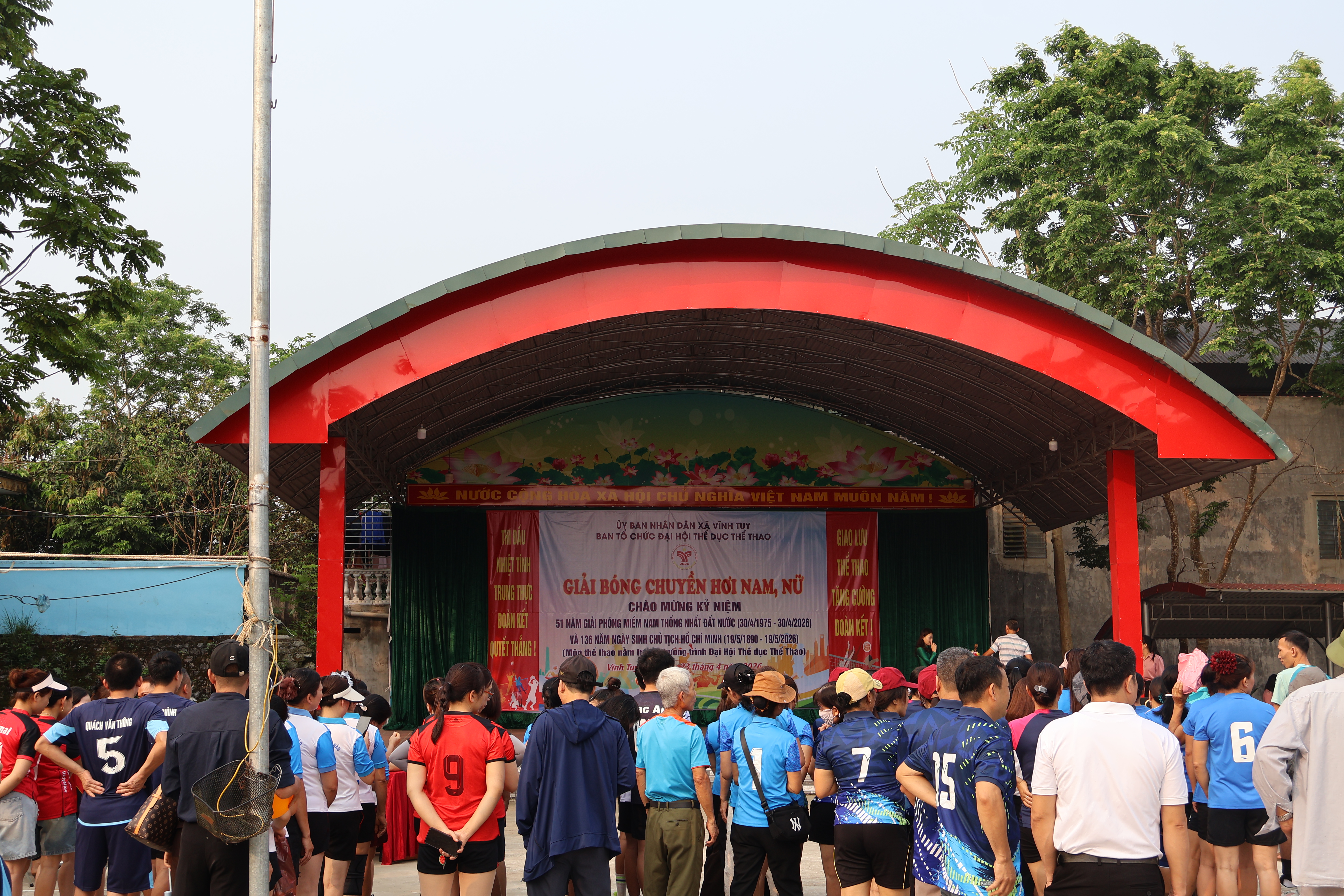 đội h&igrave;nh đứng.JPG