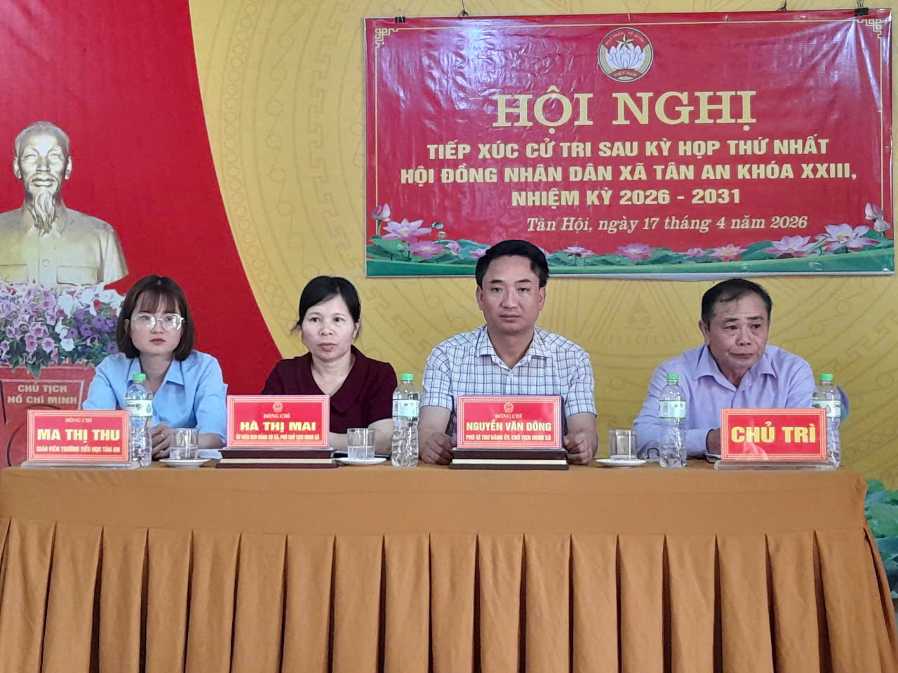 ĐỒNG CHÍ PHÓ BÍ THƯ ĐẢNG UỶ, CHỦ TỊCH UBND XÃ TÂN AN NGUYỄN VĂN ĐÔNG CÙNG TỔ ĐẠI BIỂU SỐ 3 HĐND XÃ TIÉP XÚC CỬ TRI THÔN TÂN HỘI XÃ TÂN AN