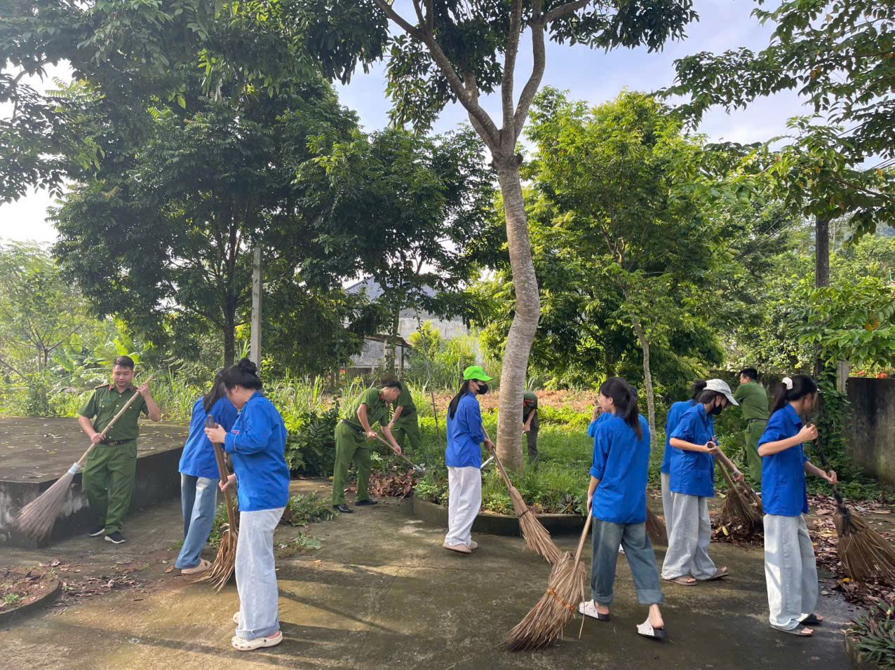 HƯỞNG ỨNG NGÀY CHỦ NHẬT XANH CHI ĐOÀN CÔNG AN XÃ PHỐI HỢP CÙNG ĐOÀN THANH NIÊN TỔ CHỨC DỌN DẸP VỆ SINH MÔI TRƯỜNG TẠI THÔN PHÚ LỘC