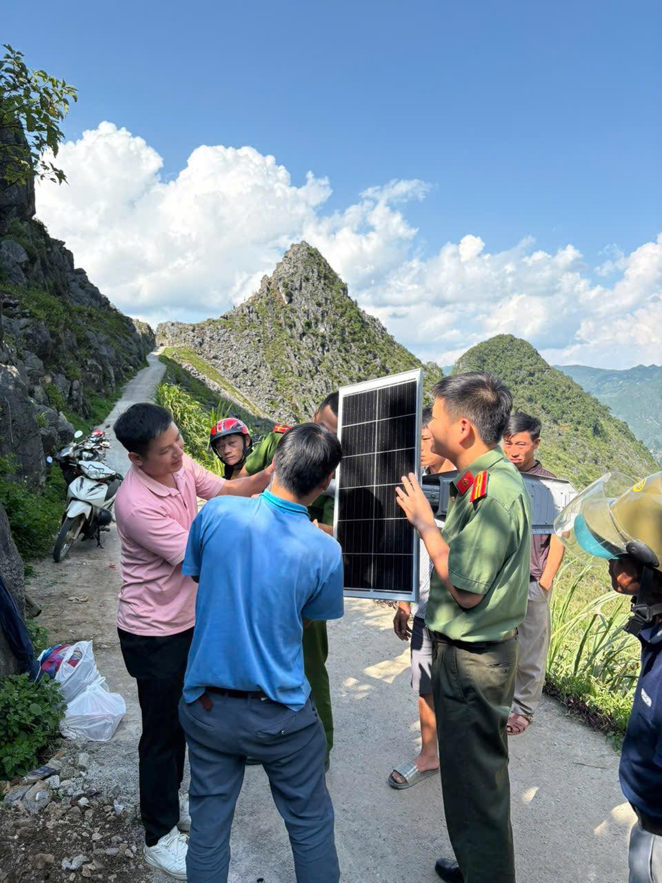 Thắp sáng đường quê - vì Nhân dân phục vụ