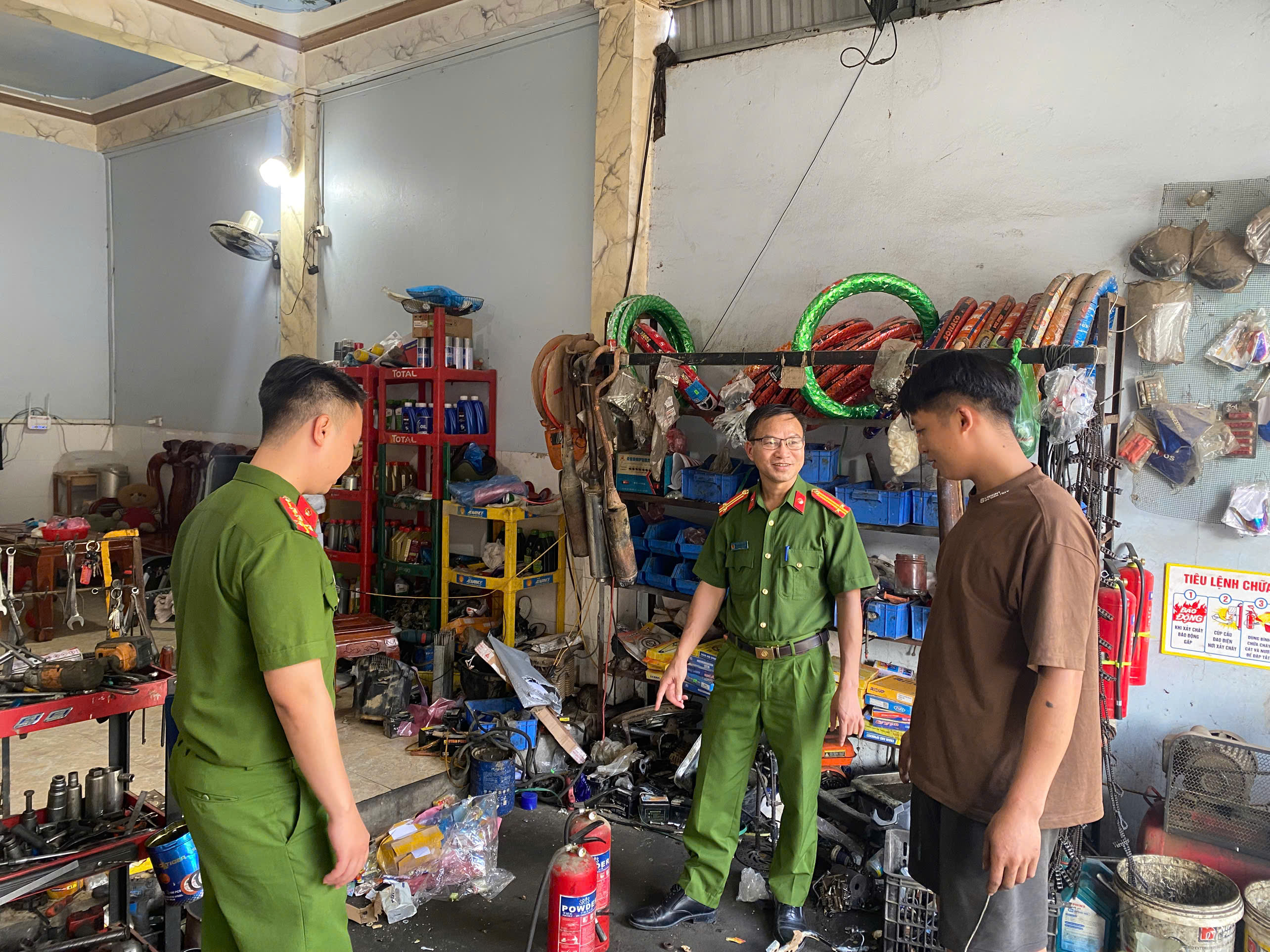 CÔNG AN XÃ SƠN VĨ TĂNG CƯỜNG HƯỚNG DẪN QUY ĐỊNH MỚI VỀ PCCC VÀ CNCH