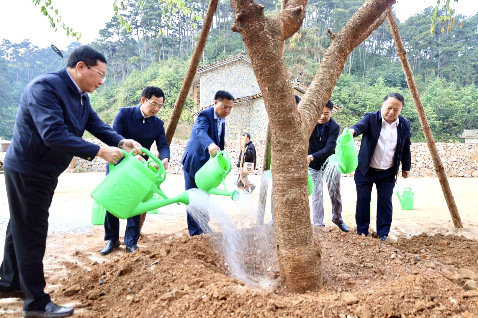 Chủ tịch UBND tỉnh Phan Huy Ngọc trồng cây lưu niệm tại Cổng chào xã Đồng Văn