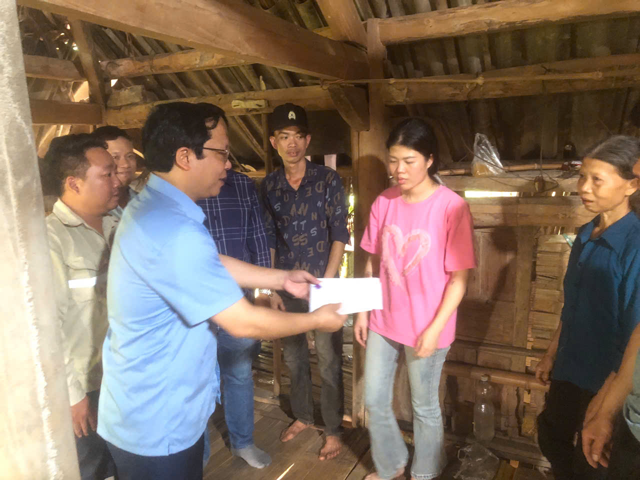 Ct đi tặng qua ng&agrave;y 22..jpg