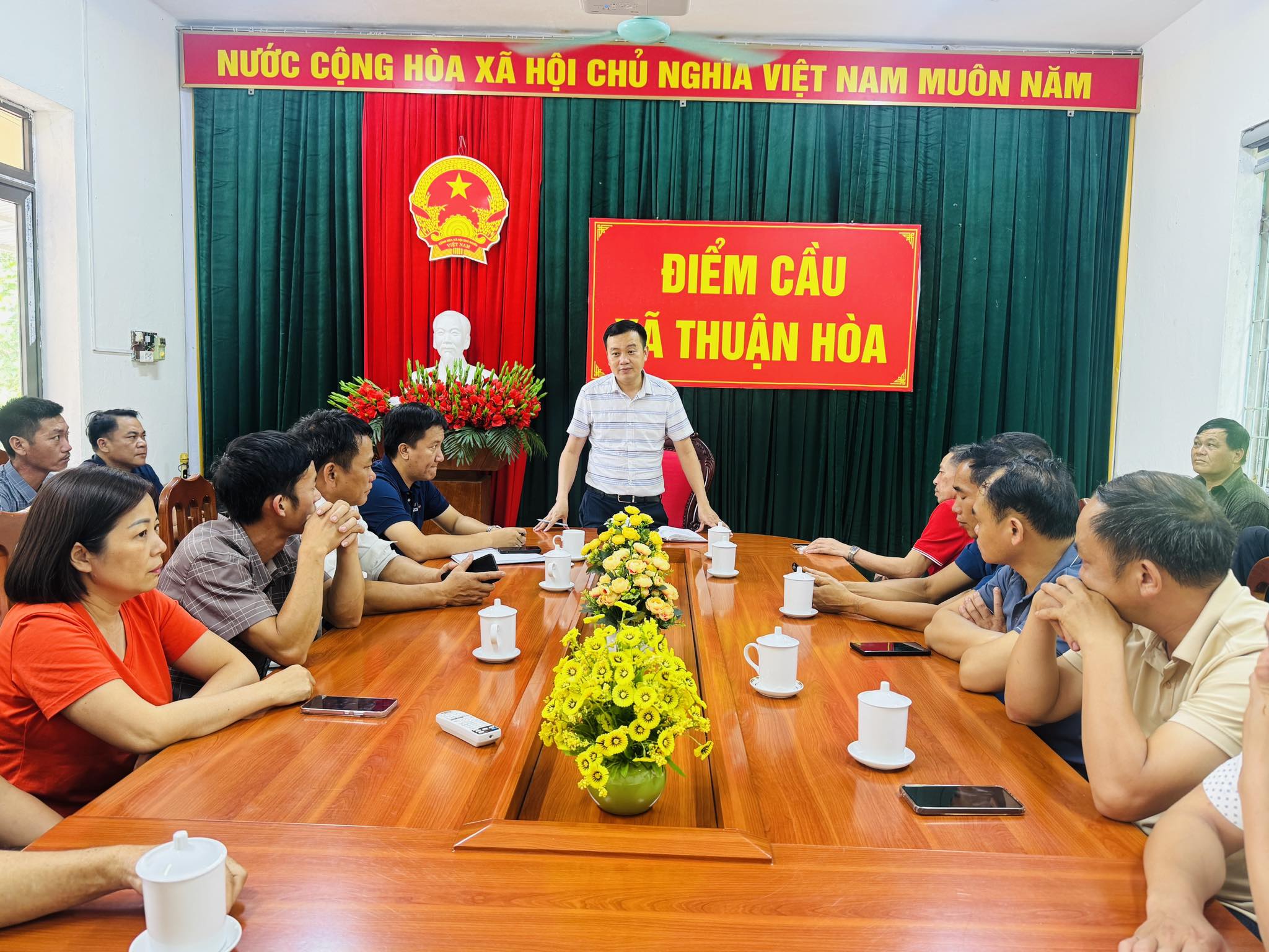 Đồng chí Triệu Quốc Đạt Chủ tịch UBND xã gặp mặt đoàn tham quan học tập tại xã Cô Ba tỉnh Cao Bằng.