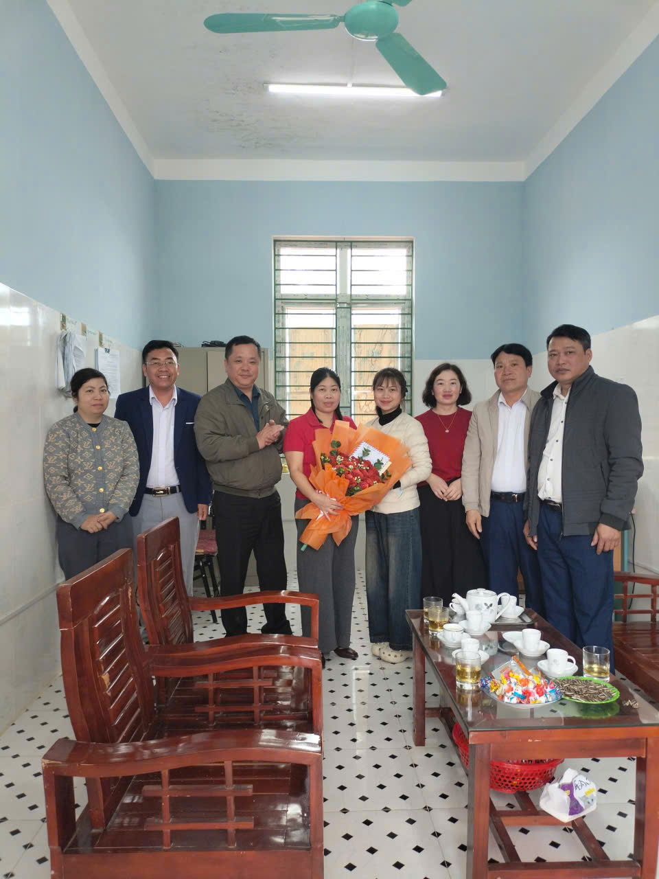 Lãnh đạo UBND xã Thắng Mố thăm và chúc mừng Trạm Y tế nhân ngày 27/2