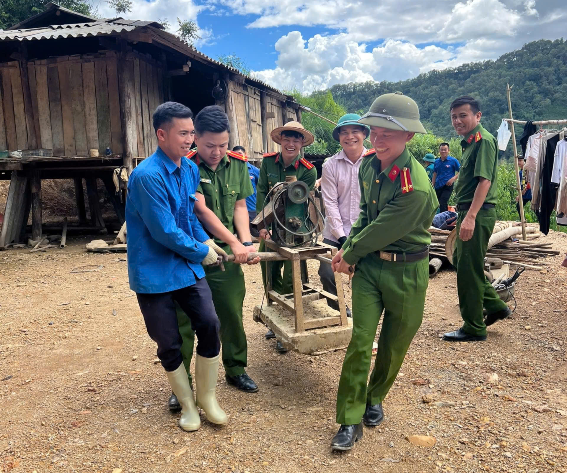 Xã Tát Ngà khẩn trương hỗ trợ hộ dân di dời nhà ở khỏi khu vực có nguy cơ sạt lở