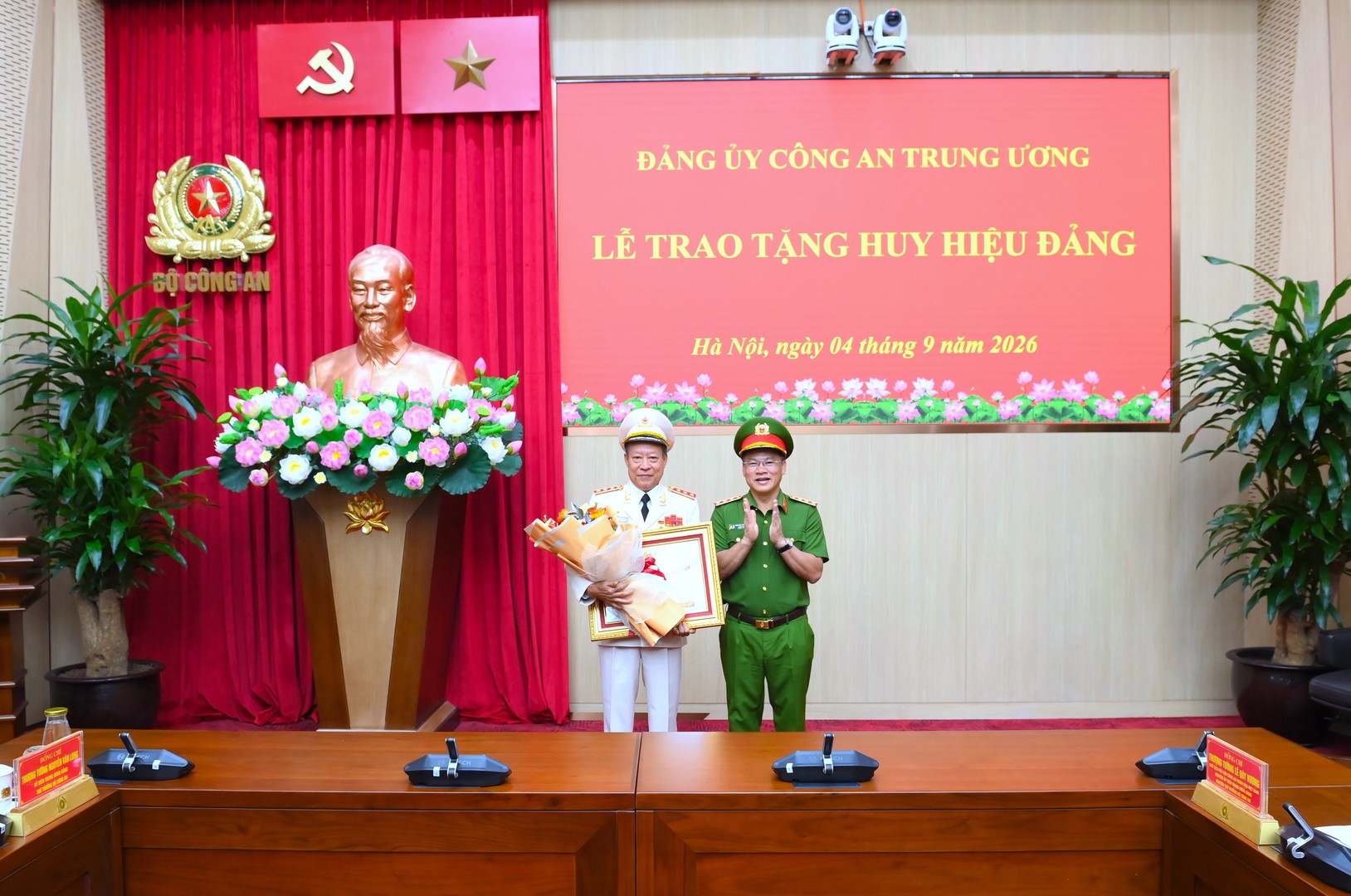 THƯỢNG TƯỚNG LÊ QUÝ VƯƠNG, NGUYÊN THỨ TRƯỞNG BỘ CÔNG AN, CHỦ TỊCH HỘI CỰU CAND ĐÓN NHẬN HUY HIỆU 45 NĂM TUỔI ĐẢNG