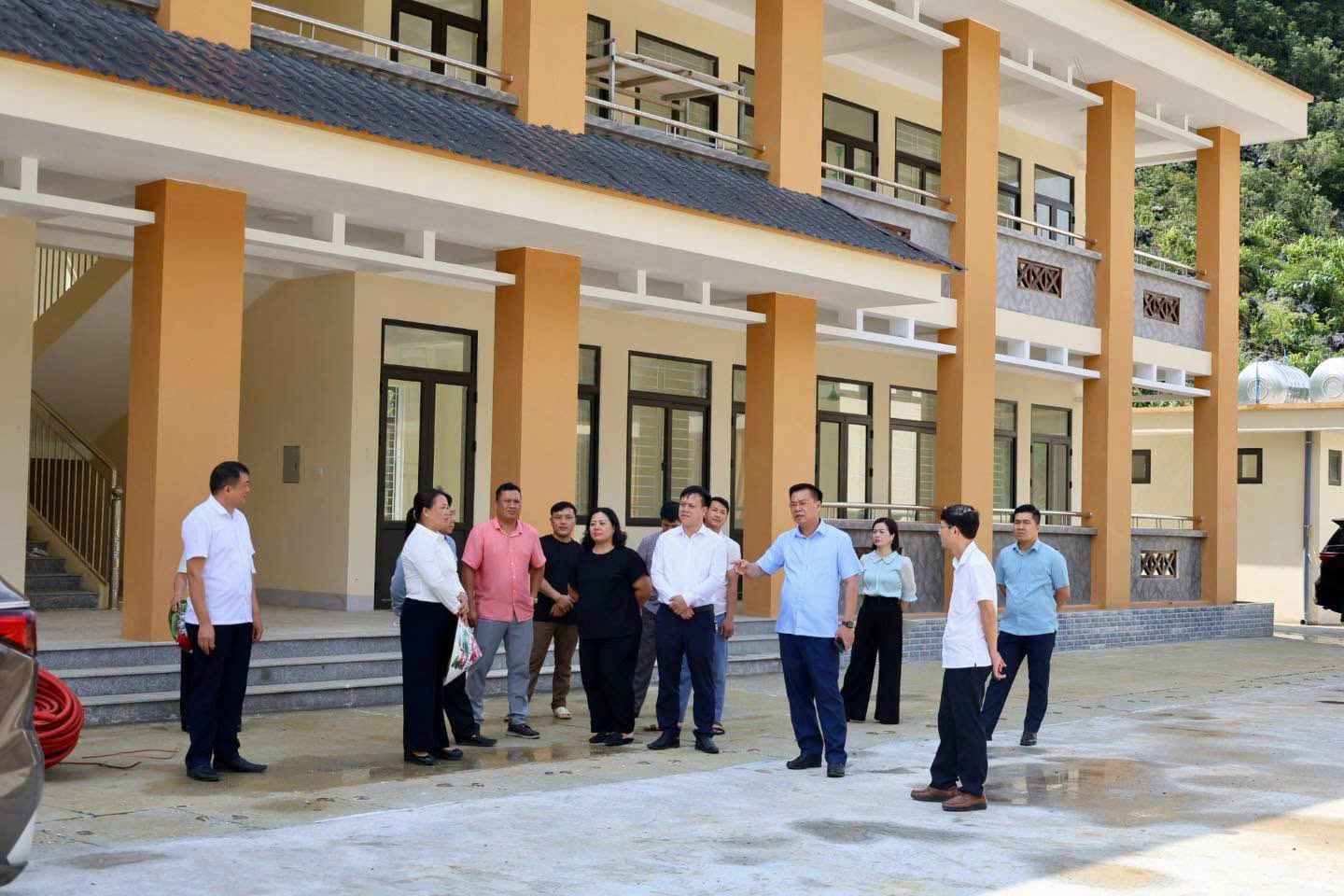 Lãnh đạo xã Đồng Văn kiểm tra, rà soát cơ sở vật chất, chuẩn bị cho công tác sáp nhập và năm học mới
