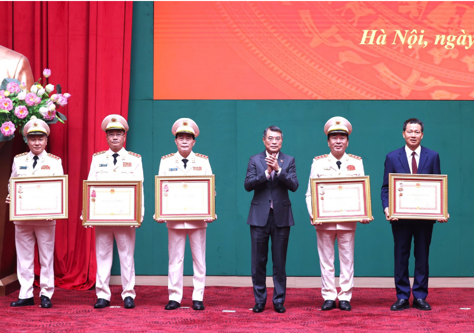 NHIỀU TẬP THỂ, CÁ NHÂN CÓ THÀNH TÍCH XUẤT SẮC TRONG CÔNG TÁC, CHIẾN ĐẤU ĐƯỢC KHEN THƯỞNG