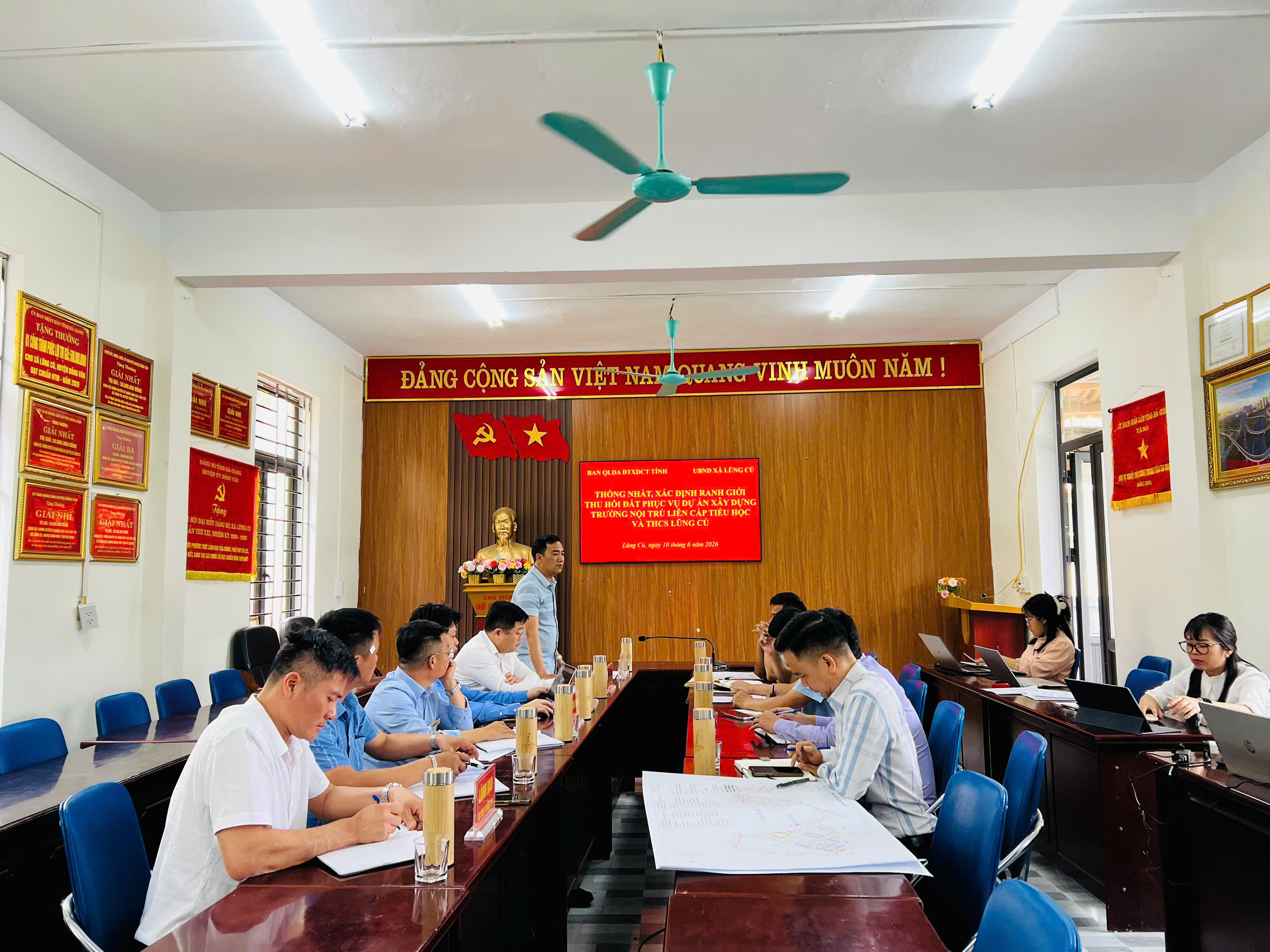 KHẢO SÁT THỰC ĐỊA, THỐNG NHẤT PHẠM VI THU HỒI ĐẤT PHỤC VỤ DỰ ÁN XÂY DỰNG TRƯỜNG PHỔ THÔNG NỘI TRÚ LIÊN CẤP TIỂU HỌC VÀ THCS LŨNG CÚ