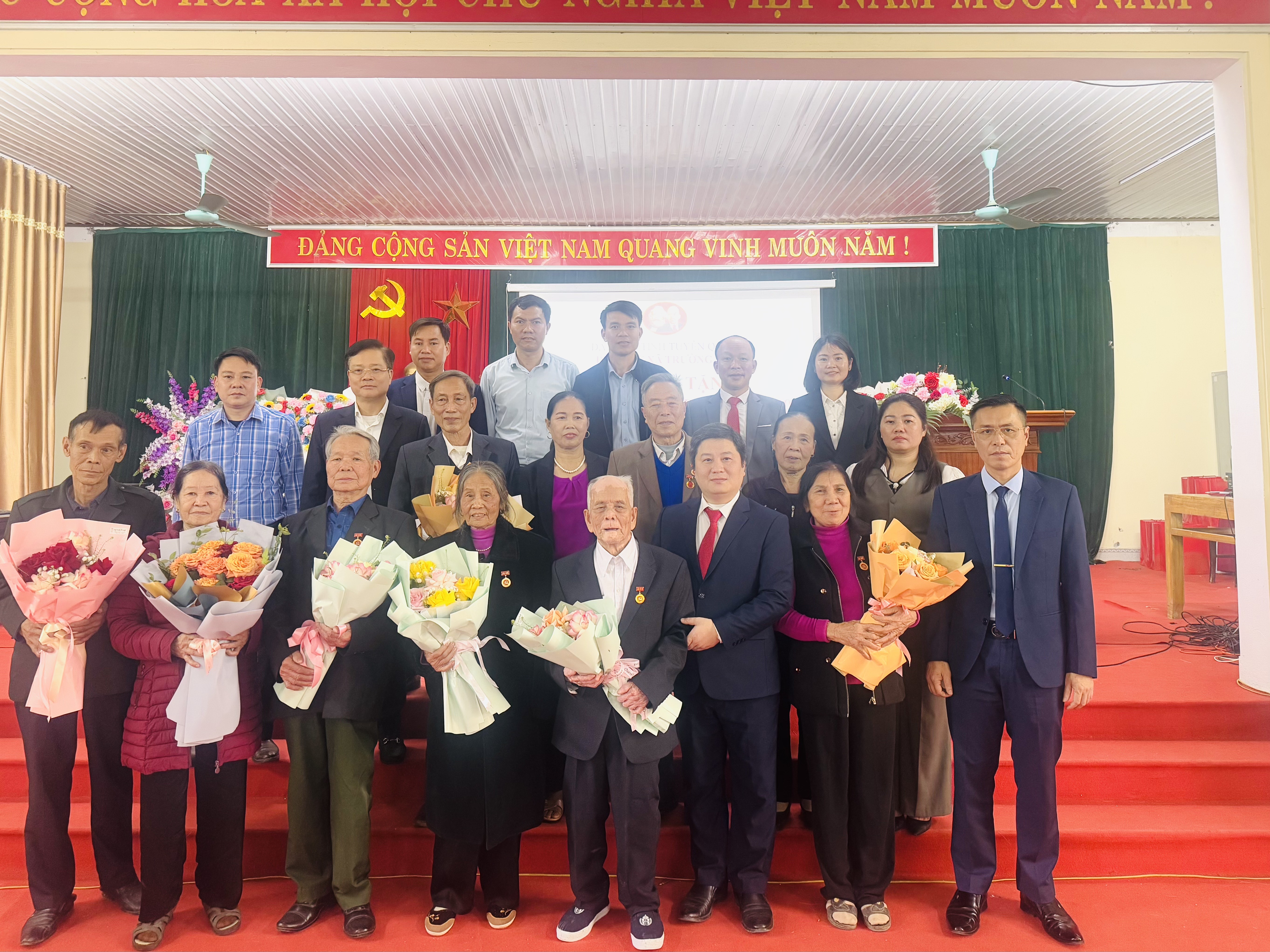 Đảng ủy xã Trường Sinh tổ chức Lễ trao tặng huy hiệu Đảng (Đợt 03/02/2026)