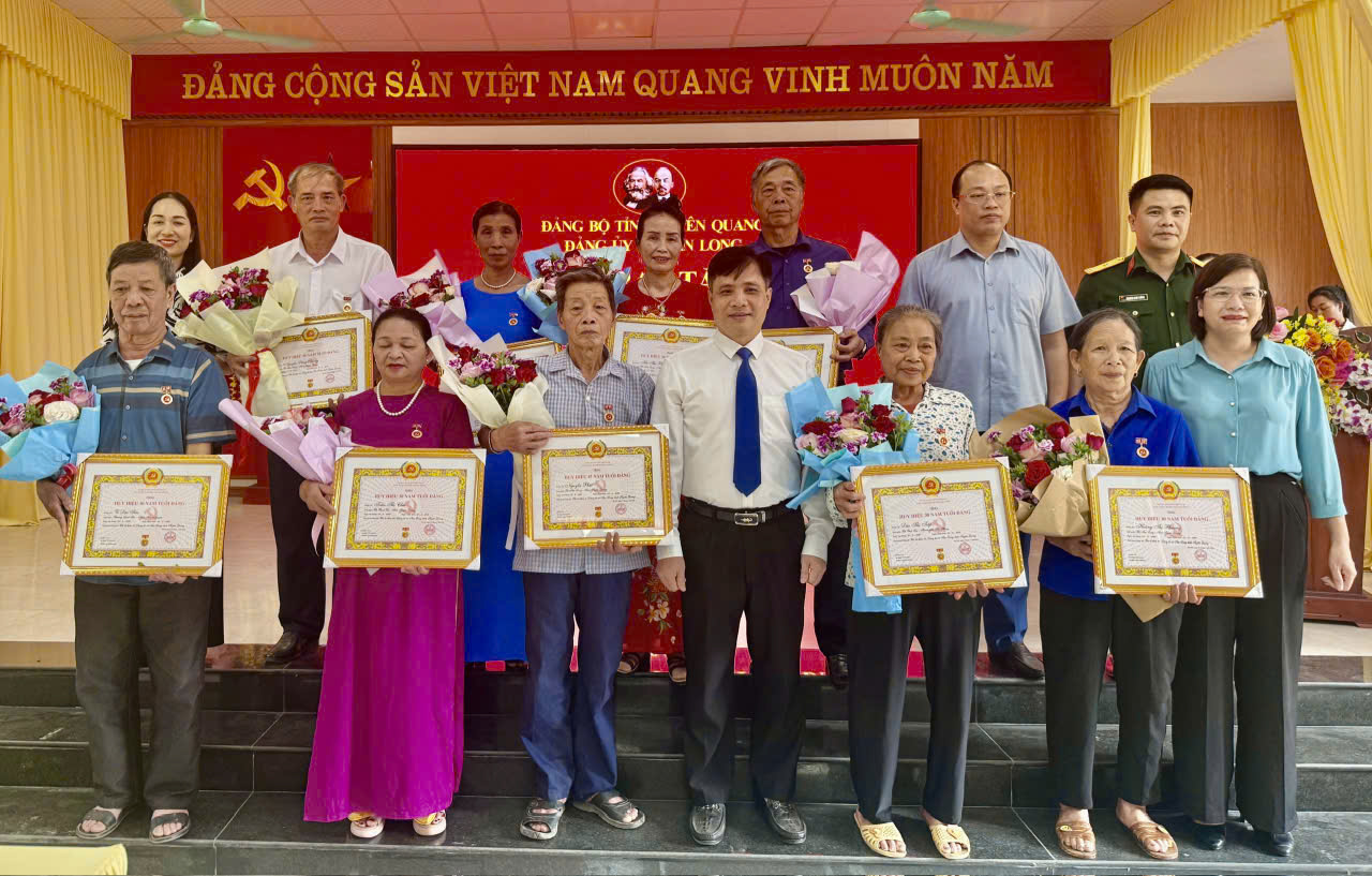 XÃ TÂN LONG TRAO HUY HIỆU ĐẢNG ĐỢT 19/5/2026.