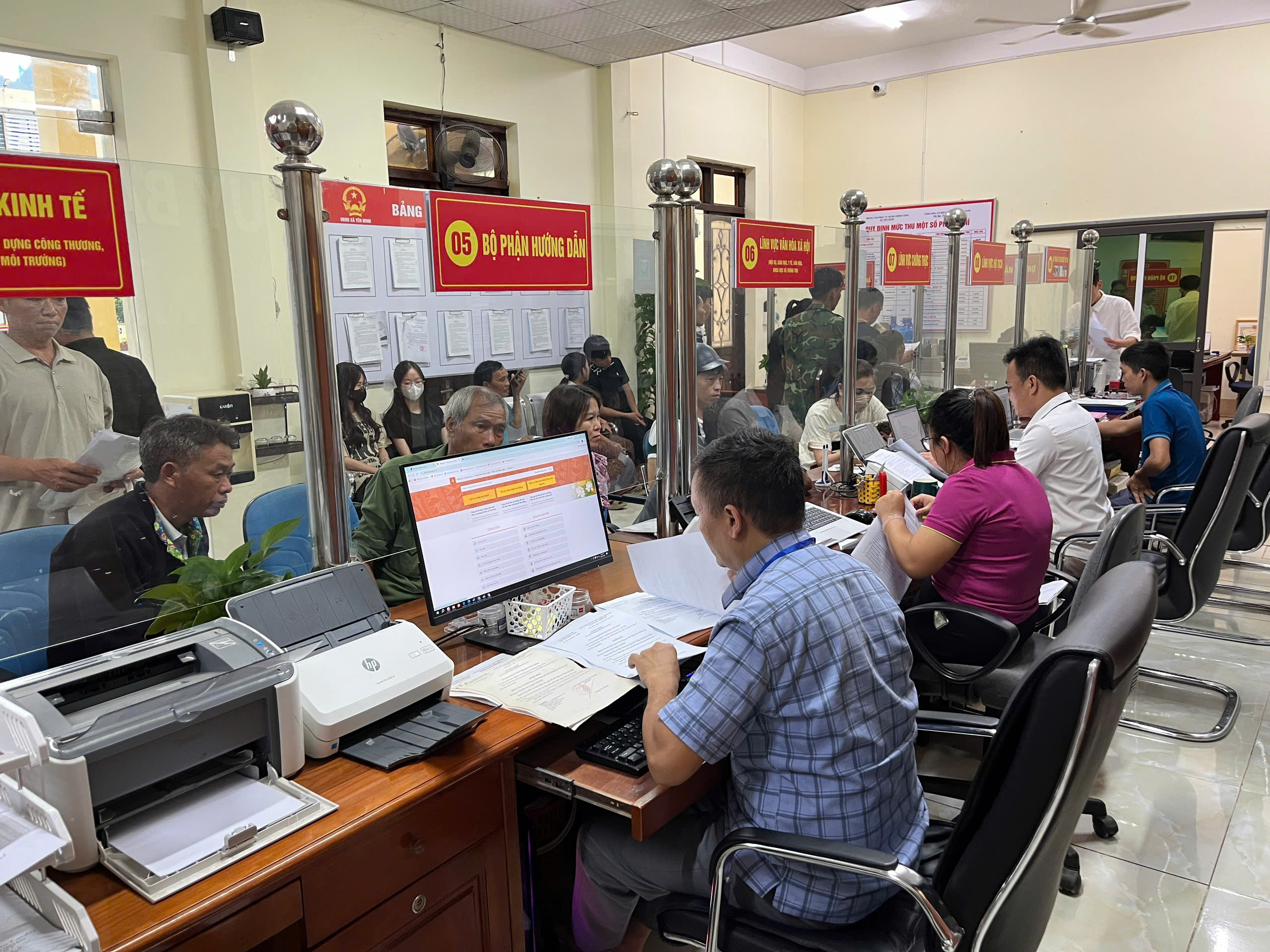 TRUNG TÂM PHỤC VỤ HÀNH CHÍNH CÔNG XÃ YÊN MINH – DẤU ẤN MỘT NĂM ĐỔI MỚI, NÂNG CAO CHẤT LƯỢNG PHỤC VỤ NHÂN DÂN SAU SÁP NHẬP CHÍNH QUYỀN ĐỊA PHƯƠNG HAI CẤP