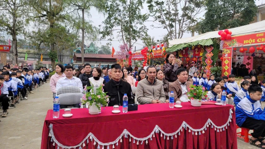 Cấp 2 tổ chức hội chợ xuân 11.jpg