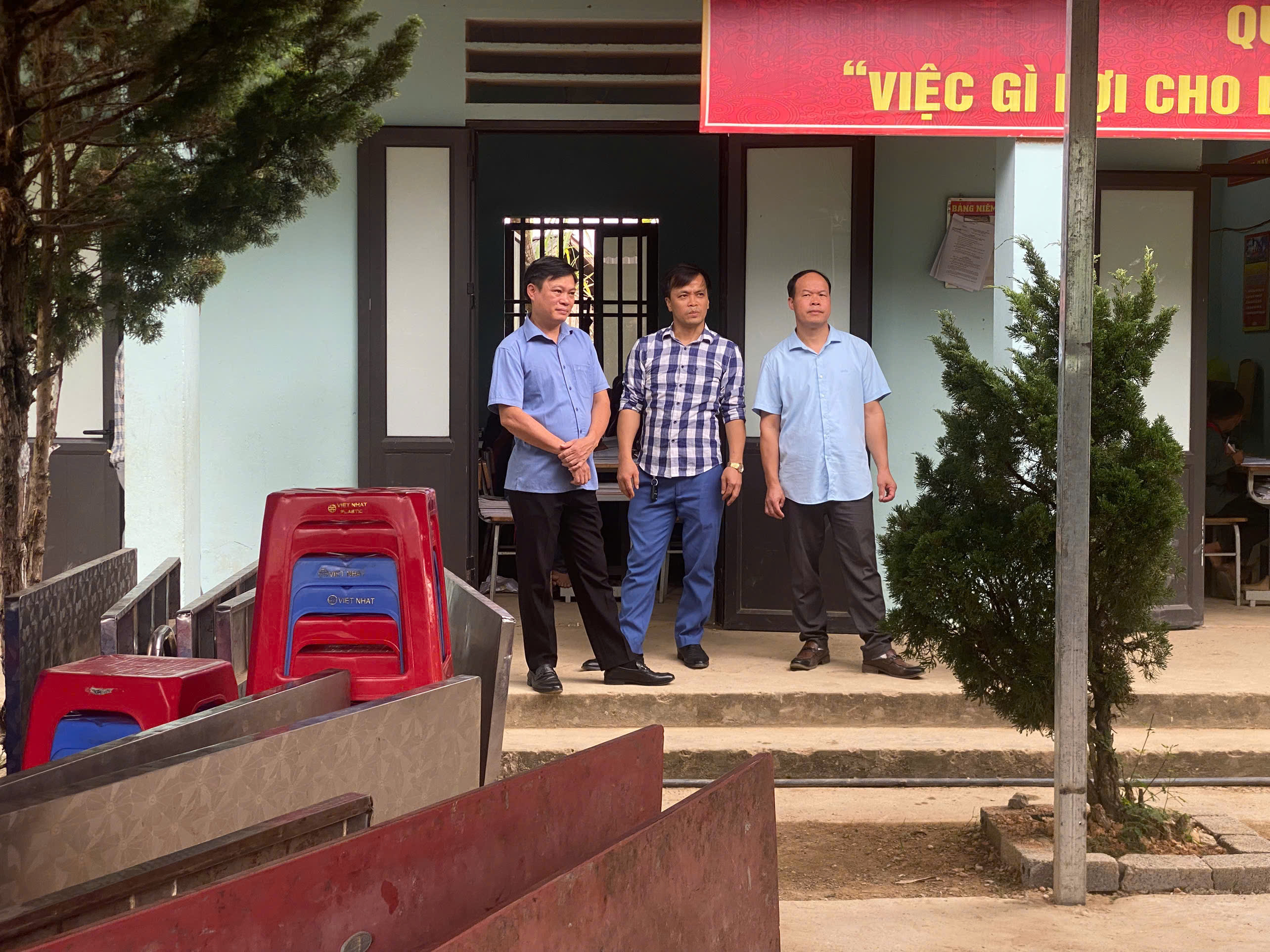 LÃNH ĐẠO XÃ CÁN TỶ KIỂM TRA TÌNH HÌNH DẠY VÀ HỌC TẠI CÁC ĐIỂM TRƯỜNG