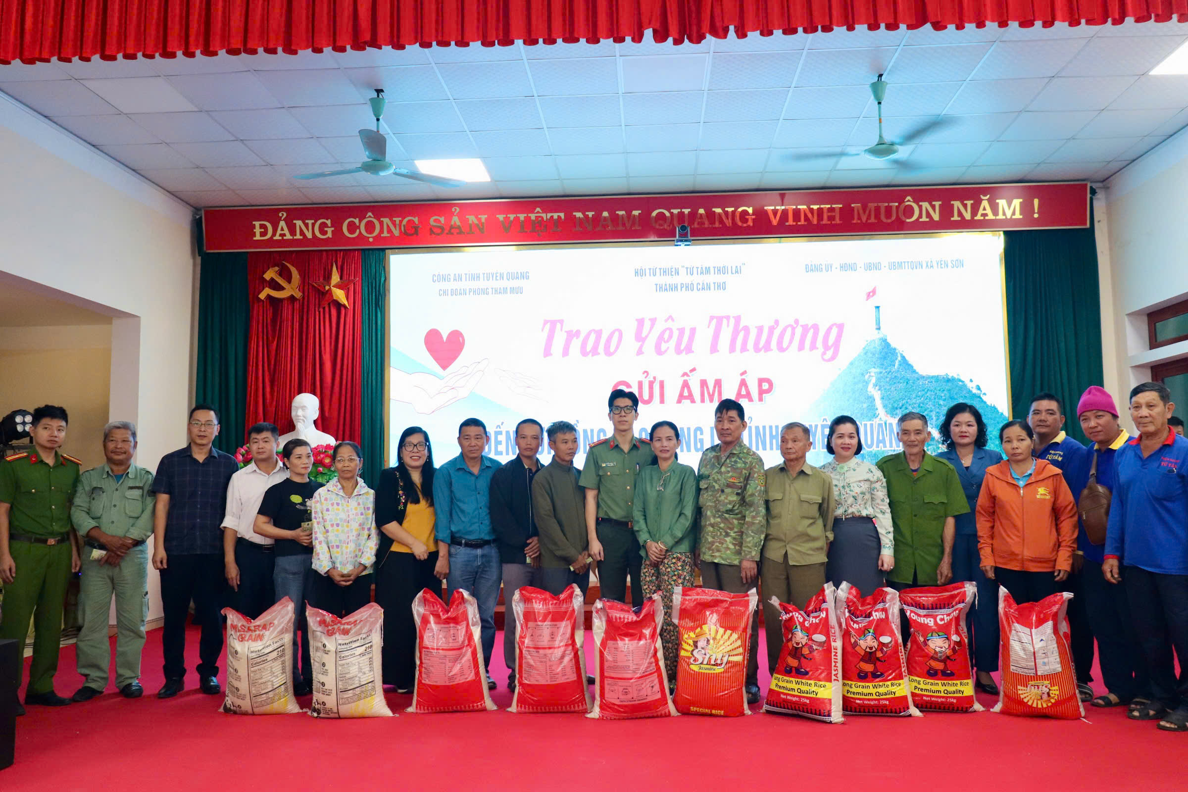 Trao 100 suất quà cho các hộ dân bị ảnh hưởng bão lũ tại xã Yên Sơn