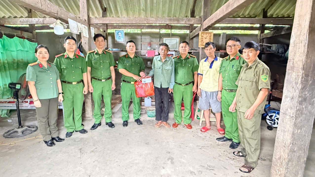 CÔNG AN XÃ MINH TÂN TỔ CHỨC THĂM HỎI, TẶNG QUÀ CÁC GIA ĐÌNH CHÍNH SÁCH, GIA ĐÌNH LIỆT SĨ NĂM 2026