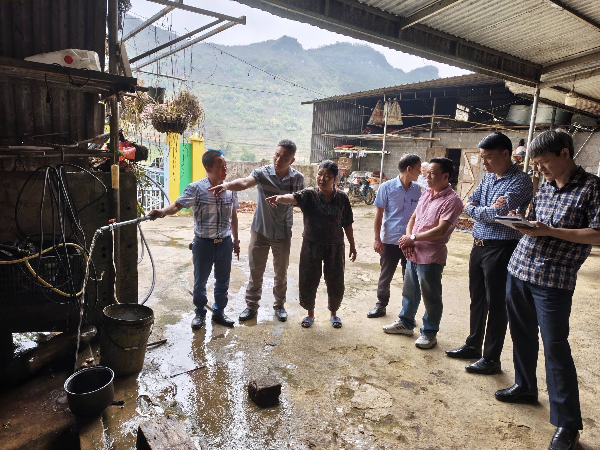 Đoàn công tác của Chi cục Thủy lợi tỉnh do đồng chí Bùi Chí Thanh – Phó Chi cục trưởng làm trưởng đoàn đã có buổi kiểm tra thực tế công trình cấp nước sạch tại thôn Nà Vìn, xã Quản Bạ.