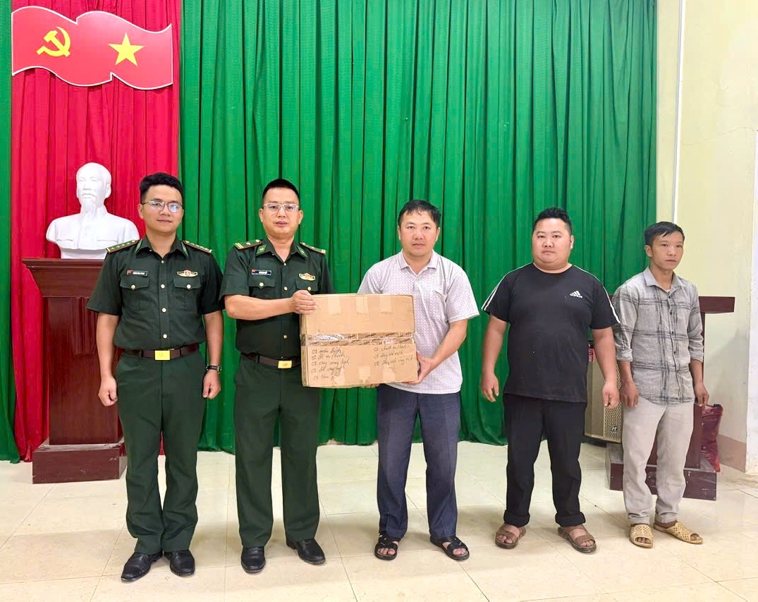 ĐỒN BIÊN PHÒNG LŨNG CÚ TRAO TẶNG MÁY TÍNH HỖ TRỢ CHI BỘ THÔN MA XÍ THỰC HIỆN CHUYỂN ĐỔI SỐ