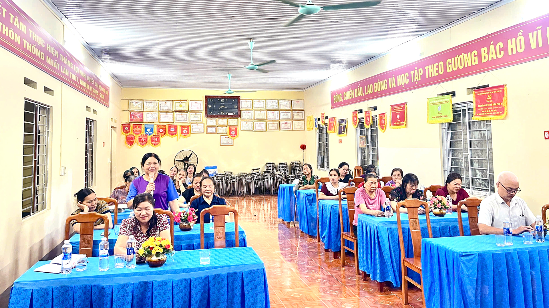 th&aacute;ng nghe phụ nữ n&oacute;i (1).jpg