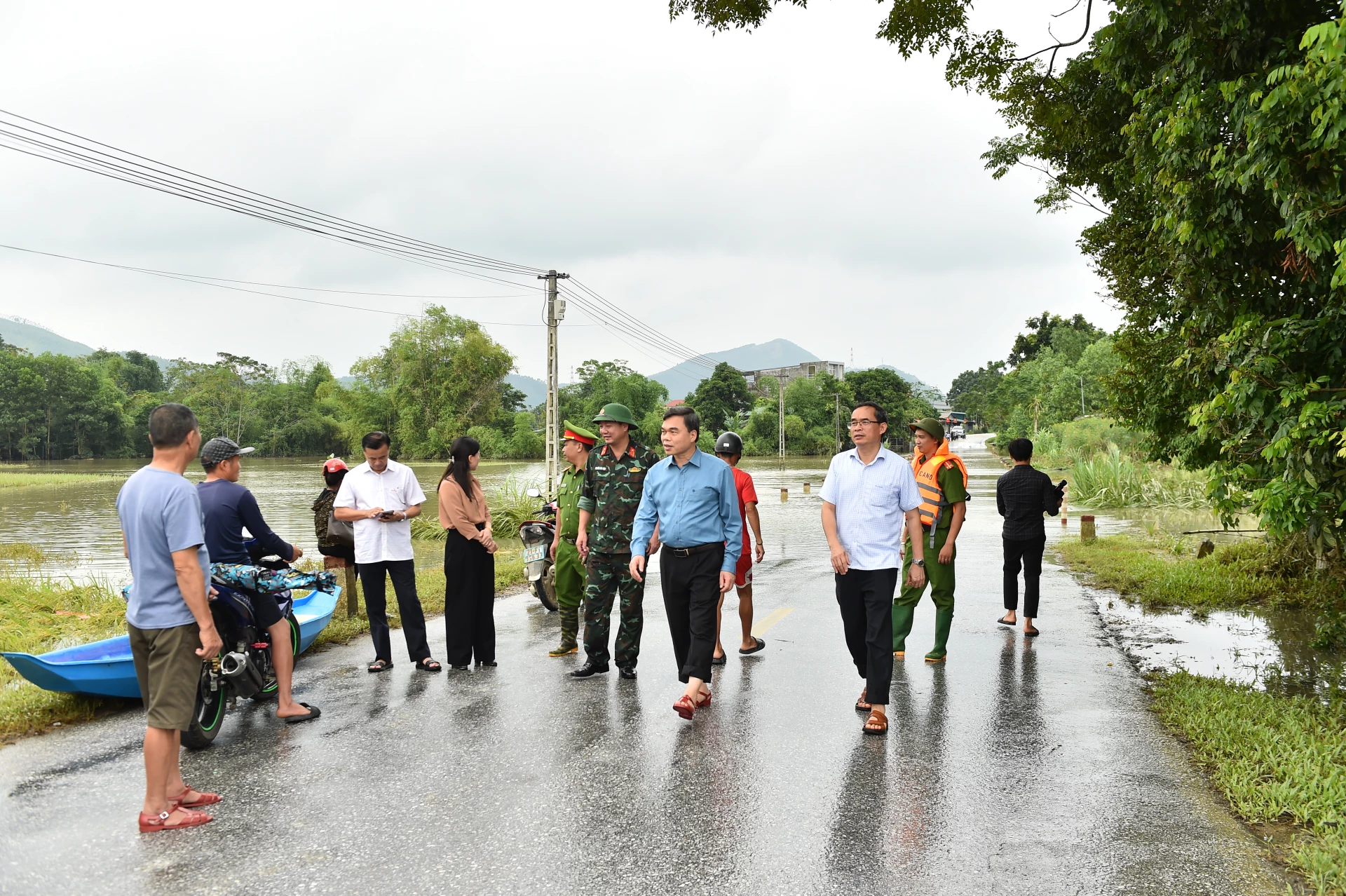 Đồng chí Phó Bí thư Tỉnh ủy, Chủ tịch Ủy ban MTTQ tỉnh Ma Thế Hồng chủ trì làm việc về công tác hỗ trợ nhân dân bị ảnh hưởng lũ lụt