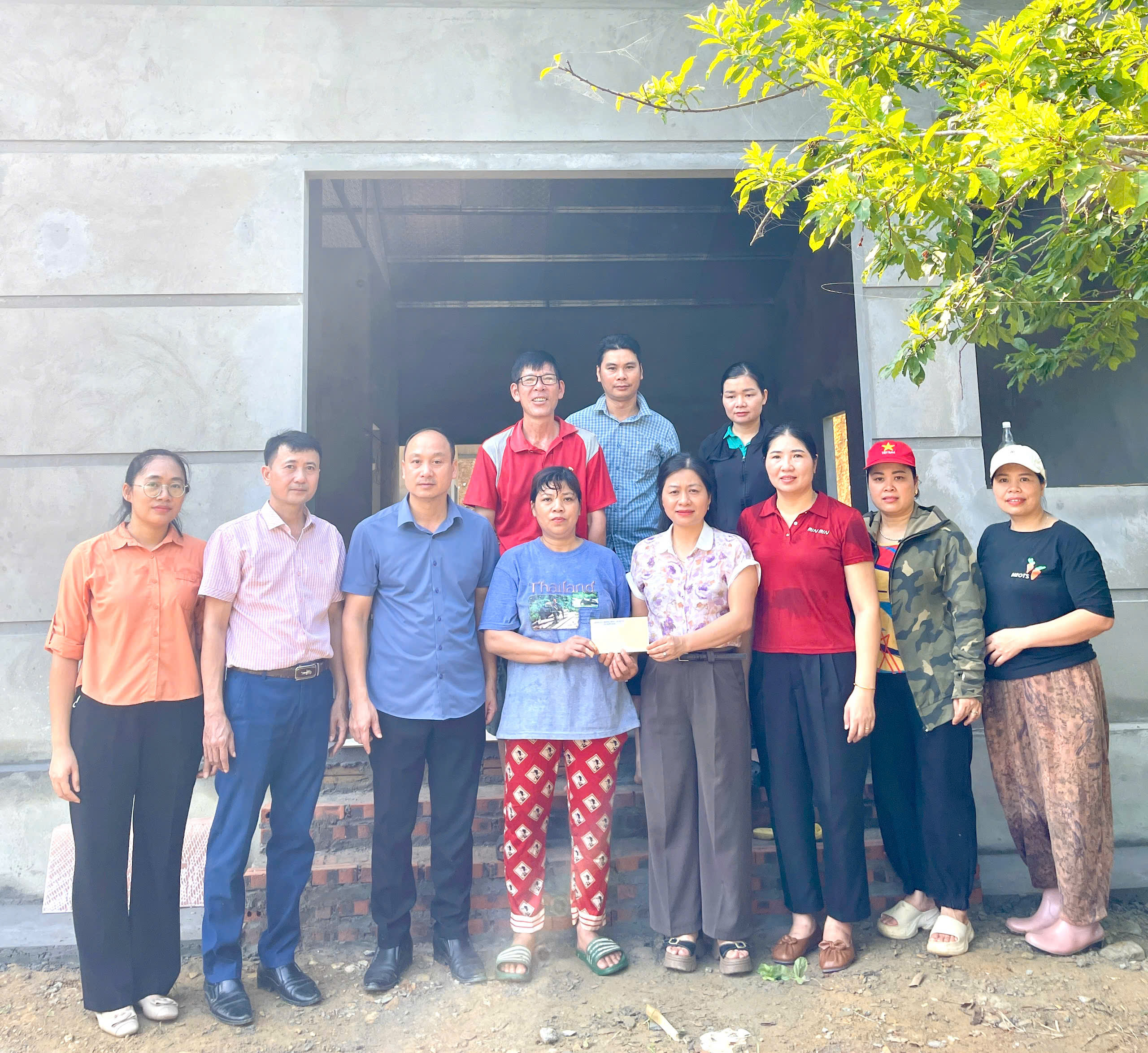 Xã Kiên Đài trao hỗ trợ 80 triệu đồng cho hộ nghèo thuộc diện di dời khỏi vùng có nguy cơ sạt lở