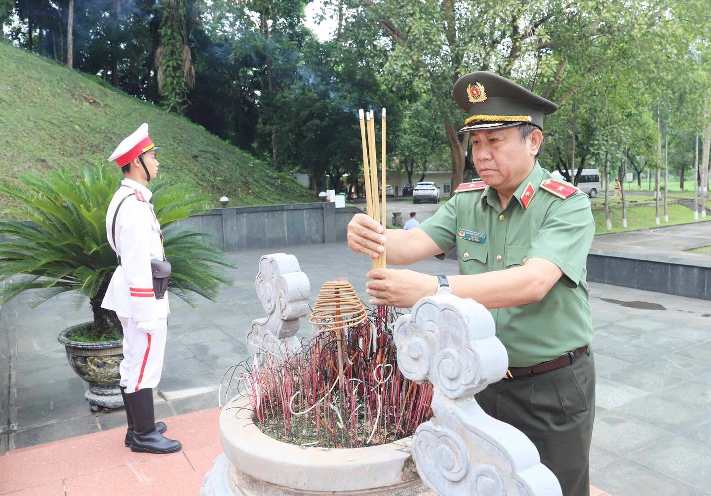 ĐẢNG ỦY CÔNG AN TRUNG ƯƠNG - BỘ CÔNG AN DÂNG HOA, DÂNG HƯƠNG TRI ÂN TẠI KHU DI TÍCH LỊCH SỬ CÔNG AN NHÂN DÂN