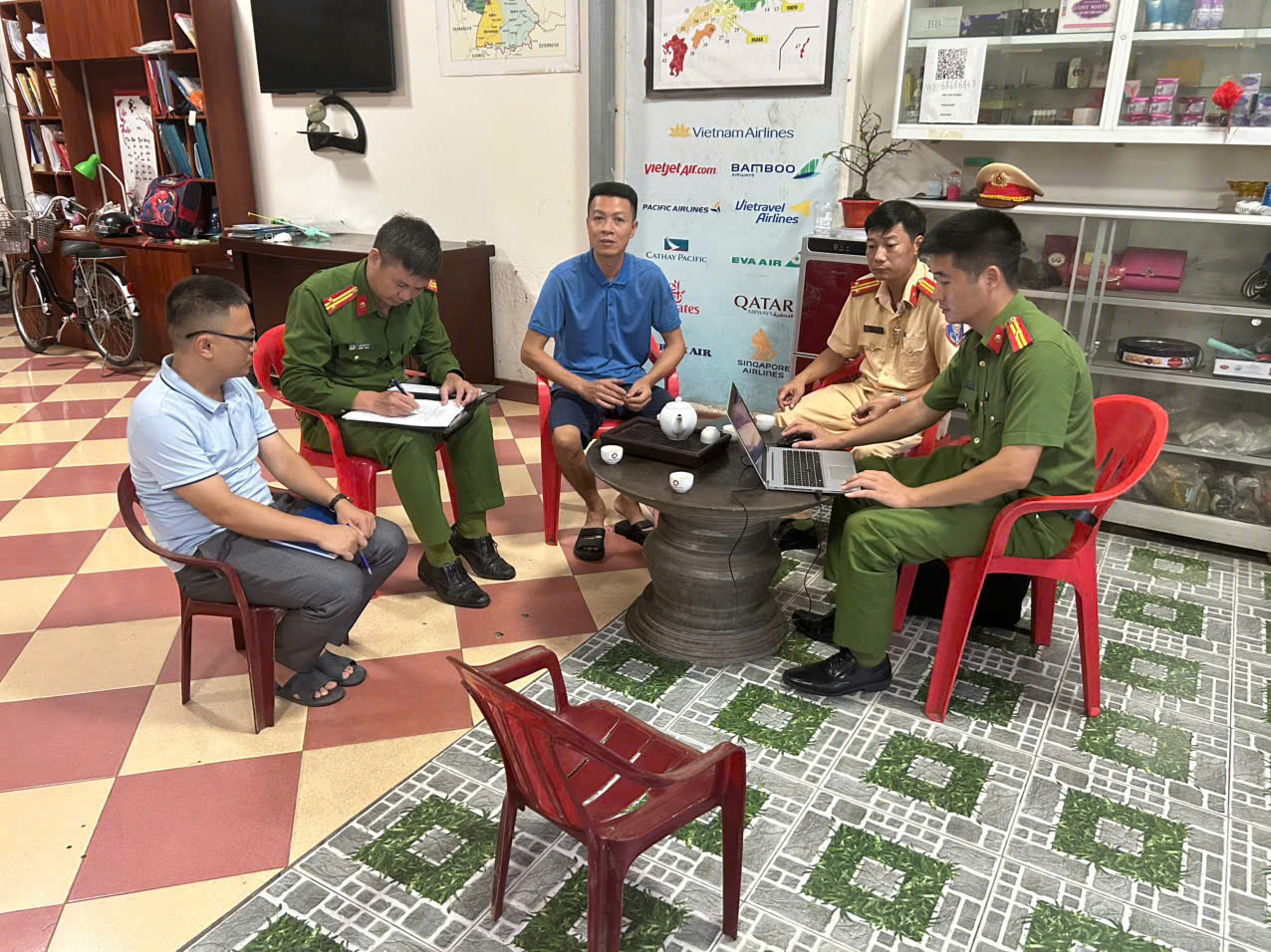 CÔNG AN XÃ TÂN LONG TUYÊN TRUYỀN, HƯỚNG DẪN, KIỂM TRA AN TOÀN PCCC VÀ CNCH TẠI CÁC CƠ SỞ KINH DOANH, SỬA CHỮA XE ĐIỆN