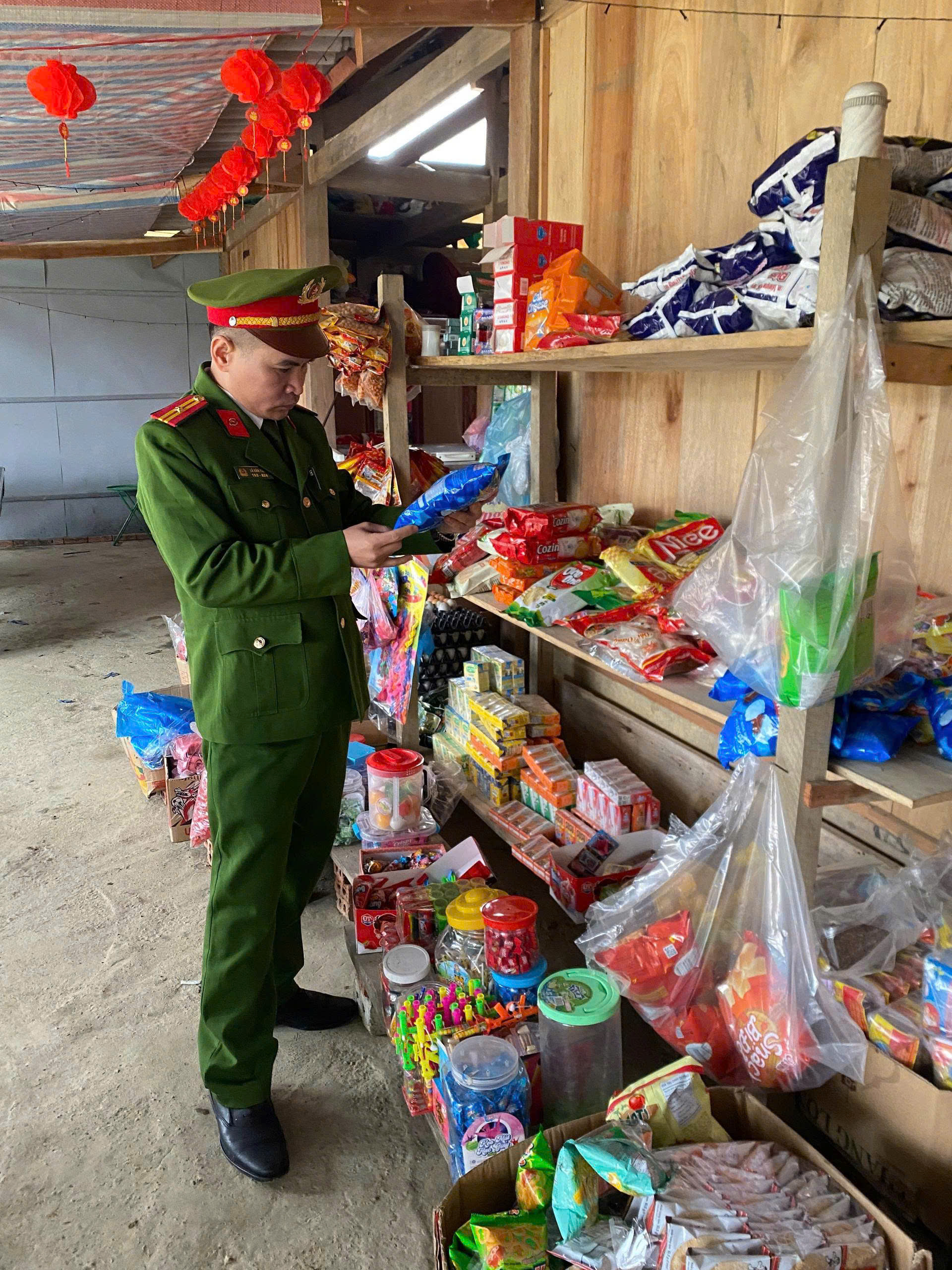 CÔNG AN XÃ MINH NGỌC TĂNG CƯỜNG KIỂM TRA CÁC CƠ SỞ KINH DOANH HÀNG HÓA, ĐẢM BẢO AN TOÀN, SỨC KHỎE NGƯỜI TIÊU DÙNG