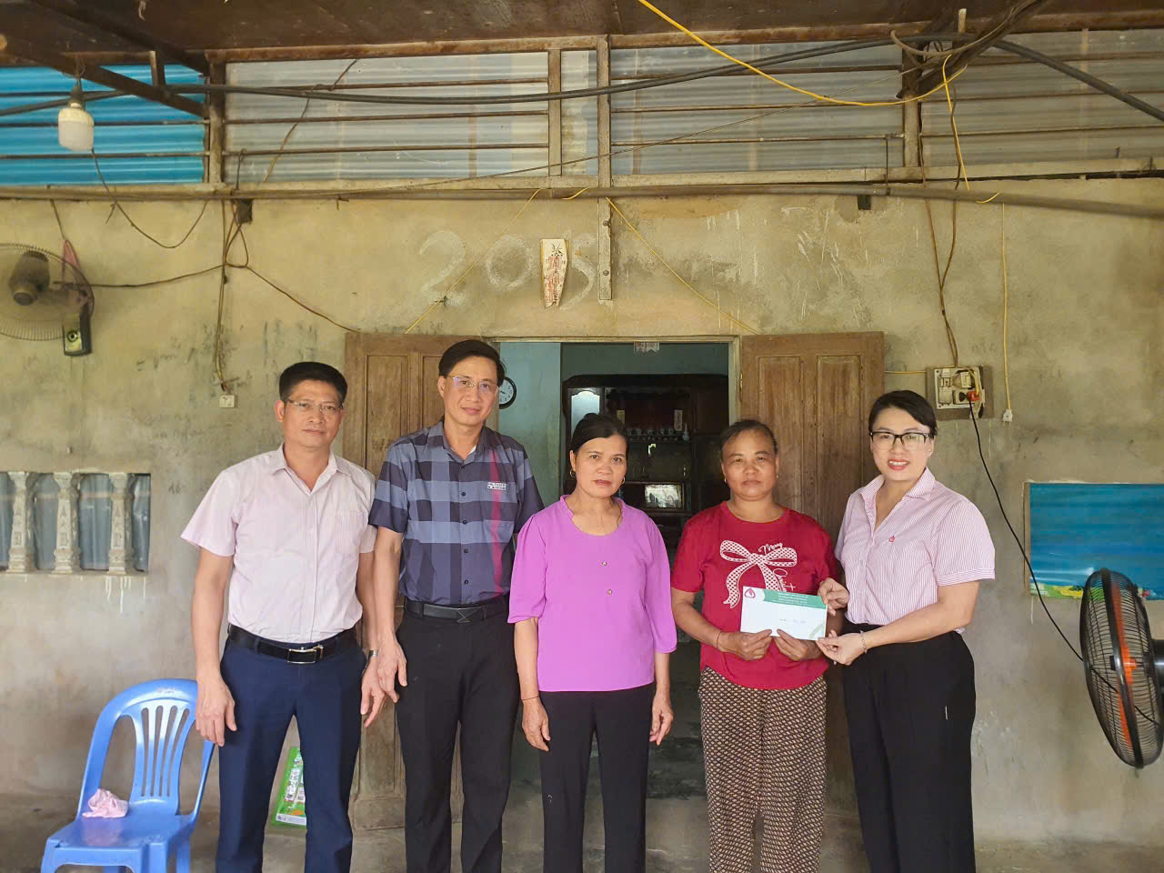 CÔNG ĐOÀN BỘ PHẬN PHÒNG GIAO DỊCH NHCSXH BẮC QUANG THĂM HỎI, TẶNG QUÀ TRI ÂN THÂN NHÂN NGƯỜI LAO ĐỘNG LÀ THƯƠNG BINH, BỆNH BINH NHÂN DỊP KỶ NIỆM 79 NĂM NGÀY THƯƠNG BINH - LIỆT SĨ (27/7/1947 - 27/7/2026)