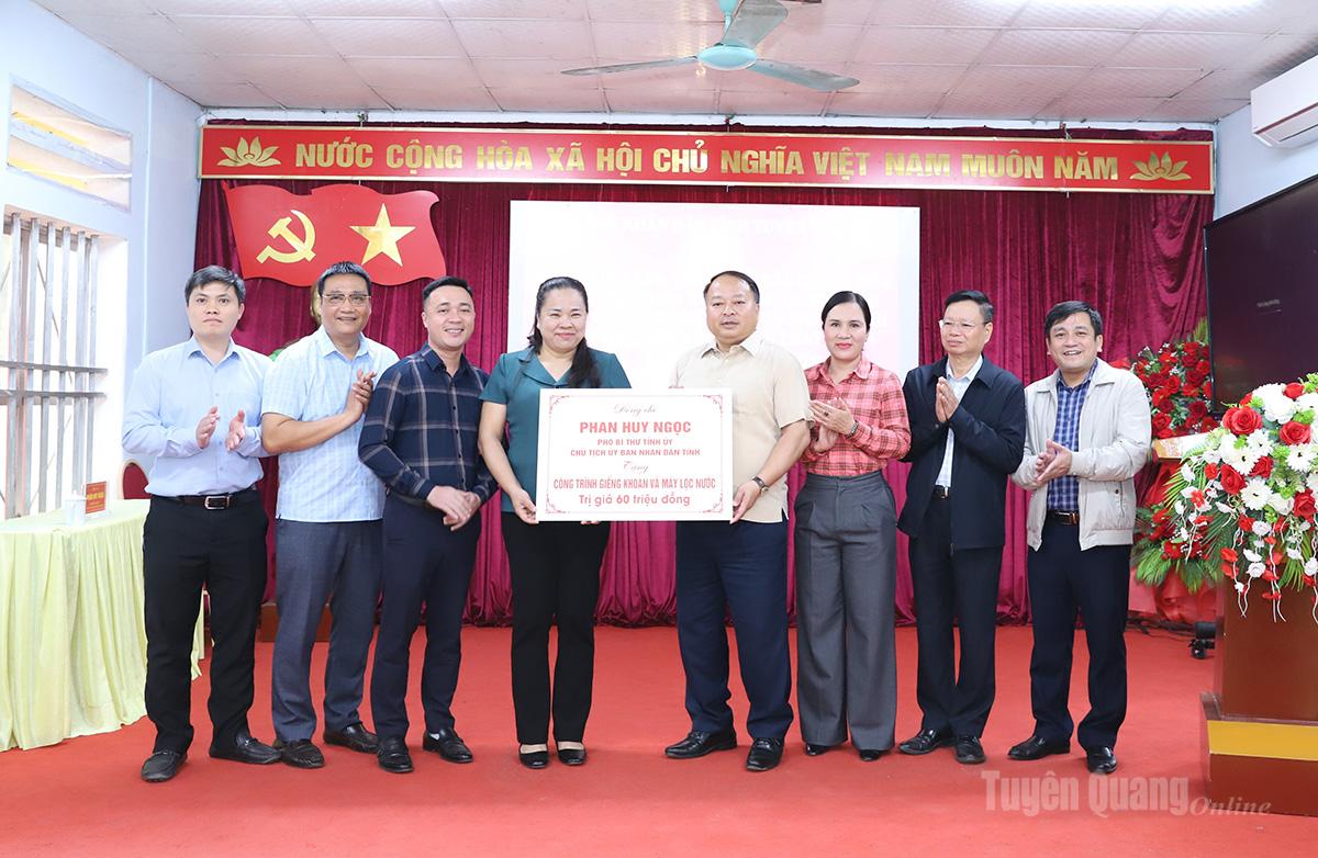 Chủ tịch UBND tỉnh trao tặng công trình giếng khoan và máy lọc nước tại xã Thượng Sơn