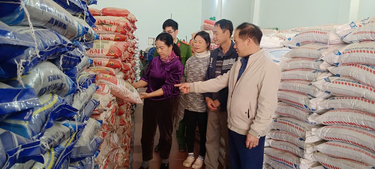 Xã Hùng Lợi tổ chức kiểm tra các hộ kinh doanh vật tư nông nghiệp trên địa bàn