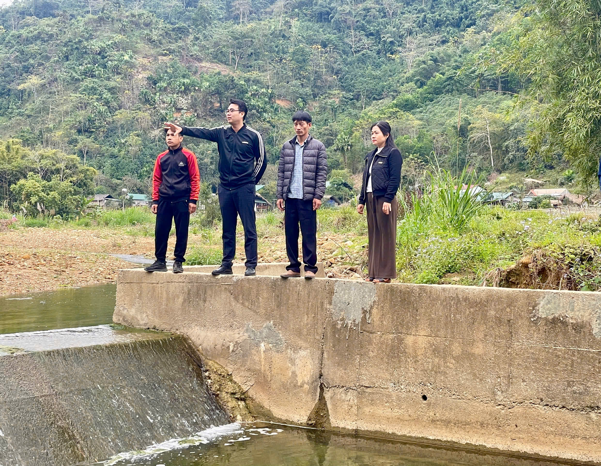 Đồng chí Bí thư Đảng ủy, Chủ tịch HĐND xã Kiên Đài kiểm tra các công trình giao thông, thủy lợi chuẩn bị đầu tư xây dựng