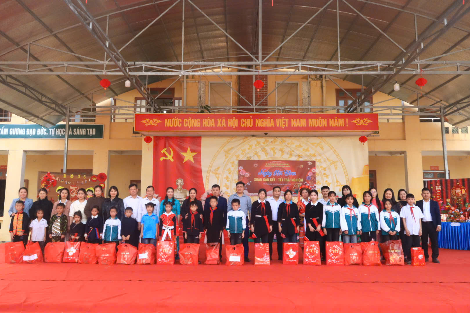 Trường PTDT Bán trú TH&THCS Hồng Quang tổ chức “ngày hội STEM Xuân gắn kết - Tết trải nghiệm”