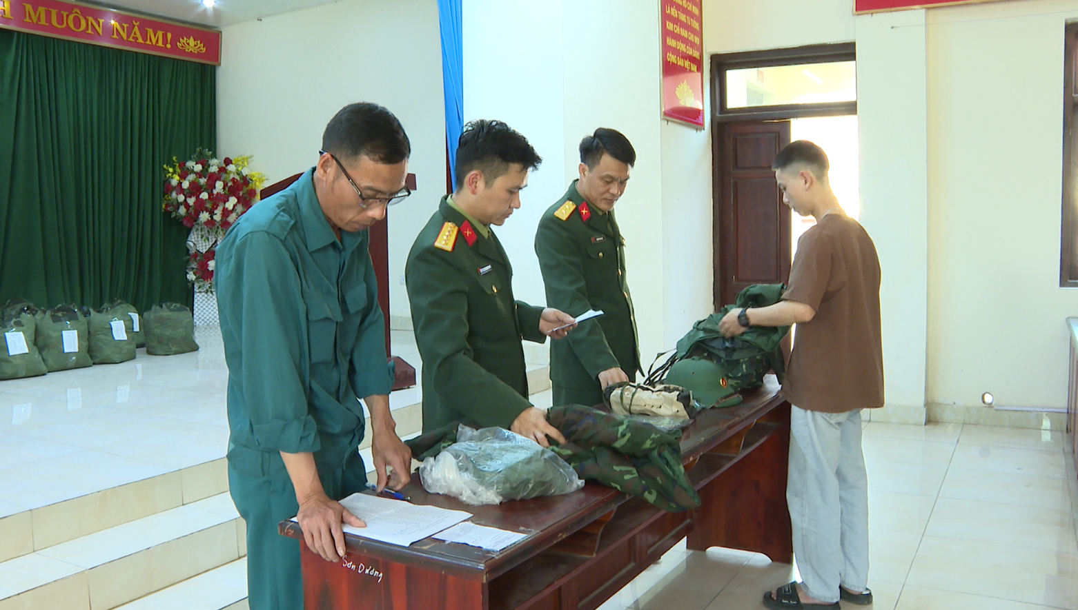 Cấp phát quân trang cho 49 thanh niên sẵn sàng lên đường nhập ngũ năm 2026